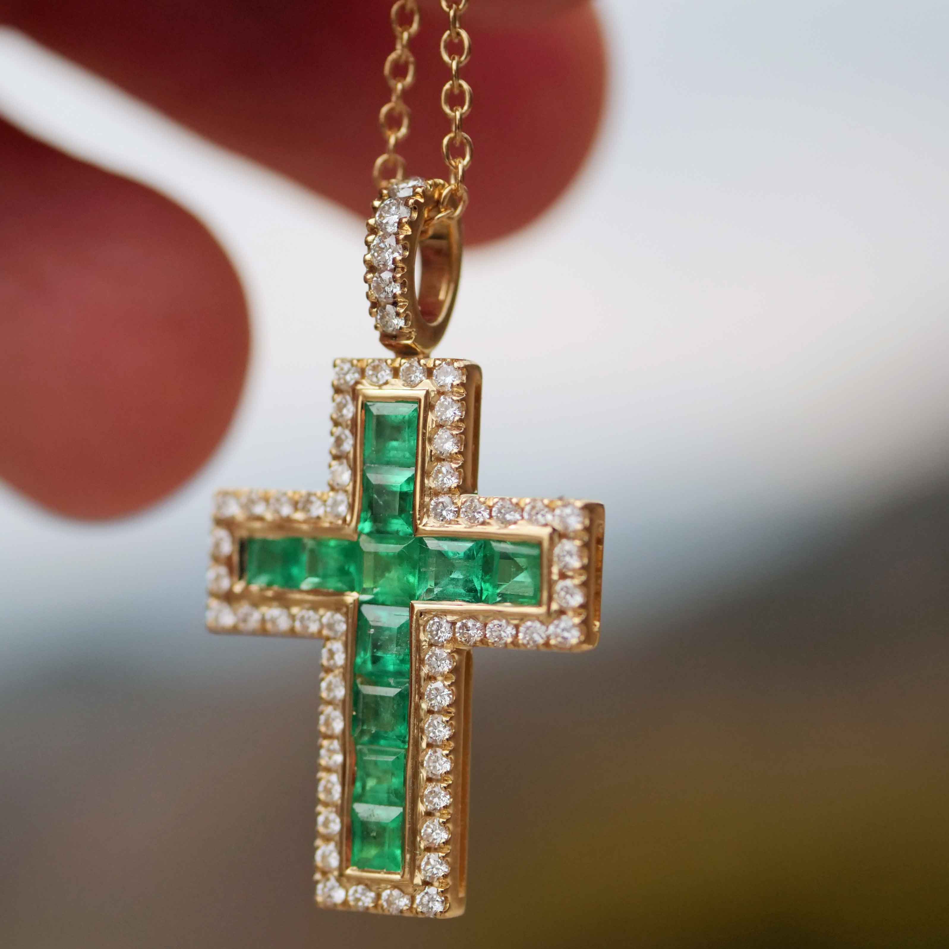 Bright Green AAA+ Panshir Emerald Brilliant Cross with Chain in 750 Yellow Gold - 0.98 ct 0.38 ct TW VS