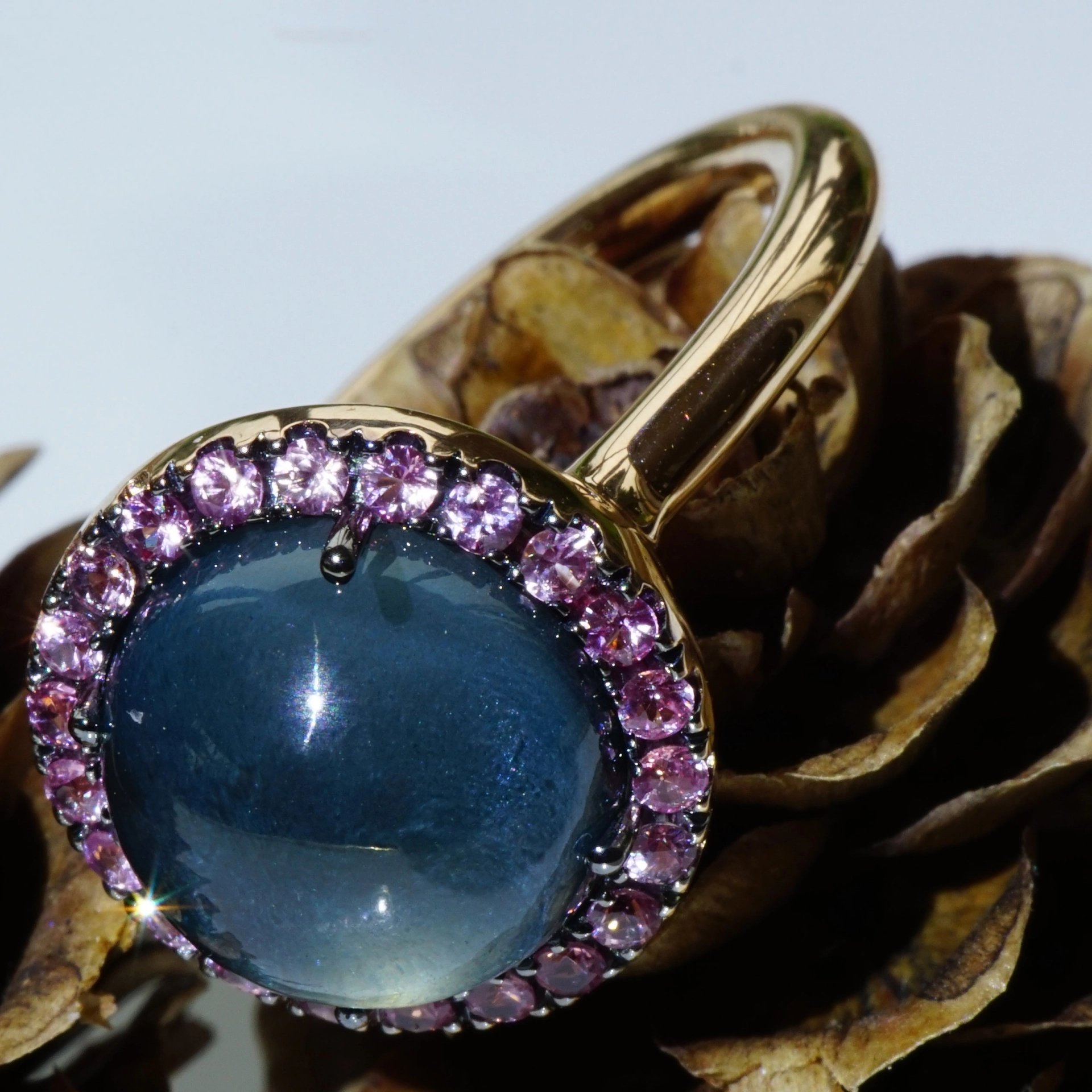 Topaz Saphire Ring 18 kt Rosegold...Bubbles in form of round Cabochons