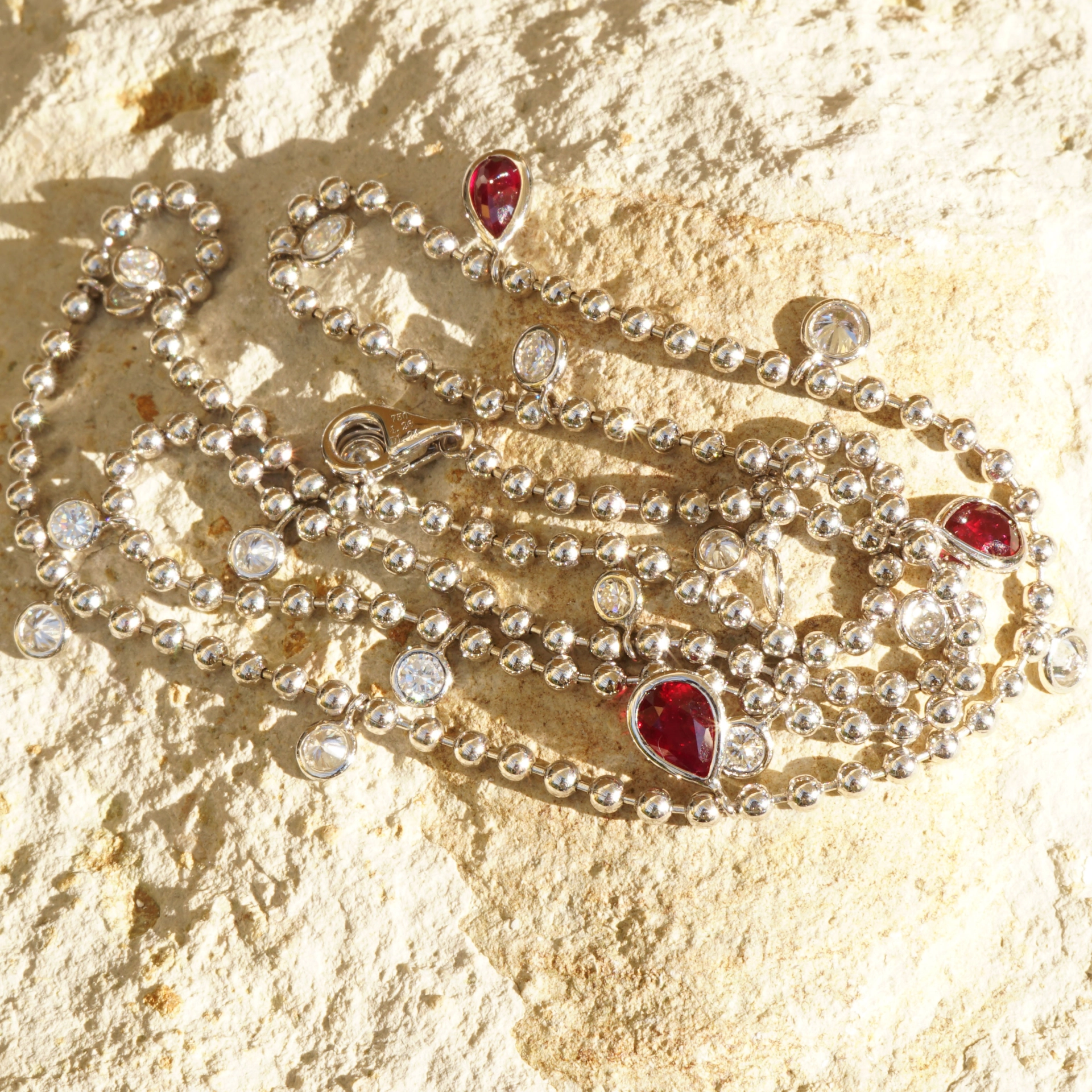 Schmuckzicke_brillant_collier_rubin_pigeonblood_weissgoldSON09270 Three pigeonblood rubies 1.26 ct and diamonds 1.24 ct, TW / VS...what do you want more