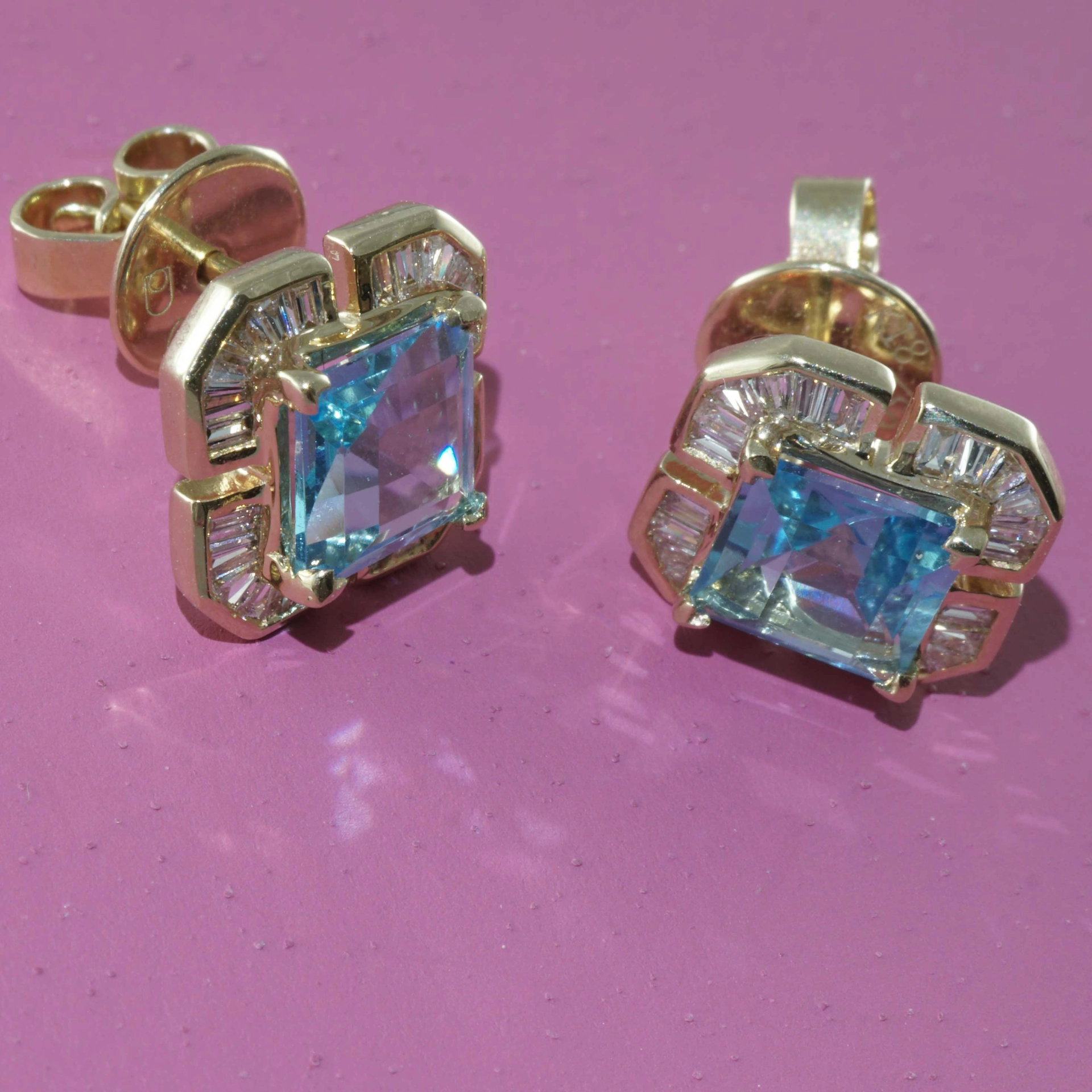 Cloverleaf shaped Blue Topaz Earrings 18 kt Yellow Gold with Diamonds