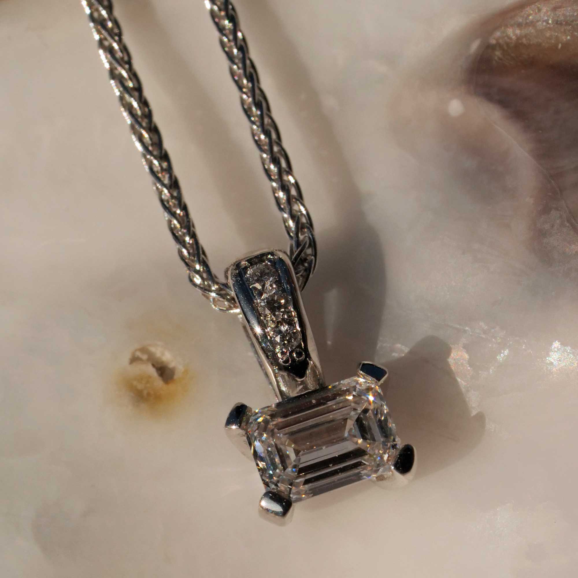 Emeraldcut Diamond Pendant with Chain 0.525 ct F VS2 Silhouette Bentner GIA Certificate 750 White Gold