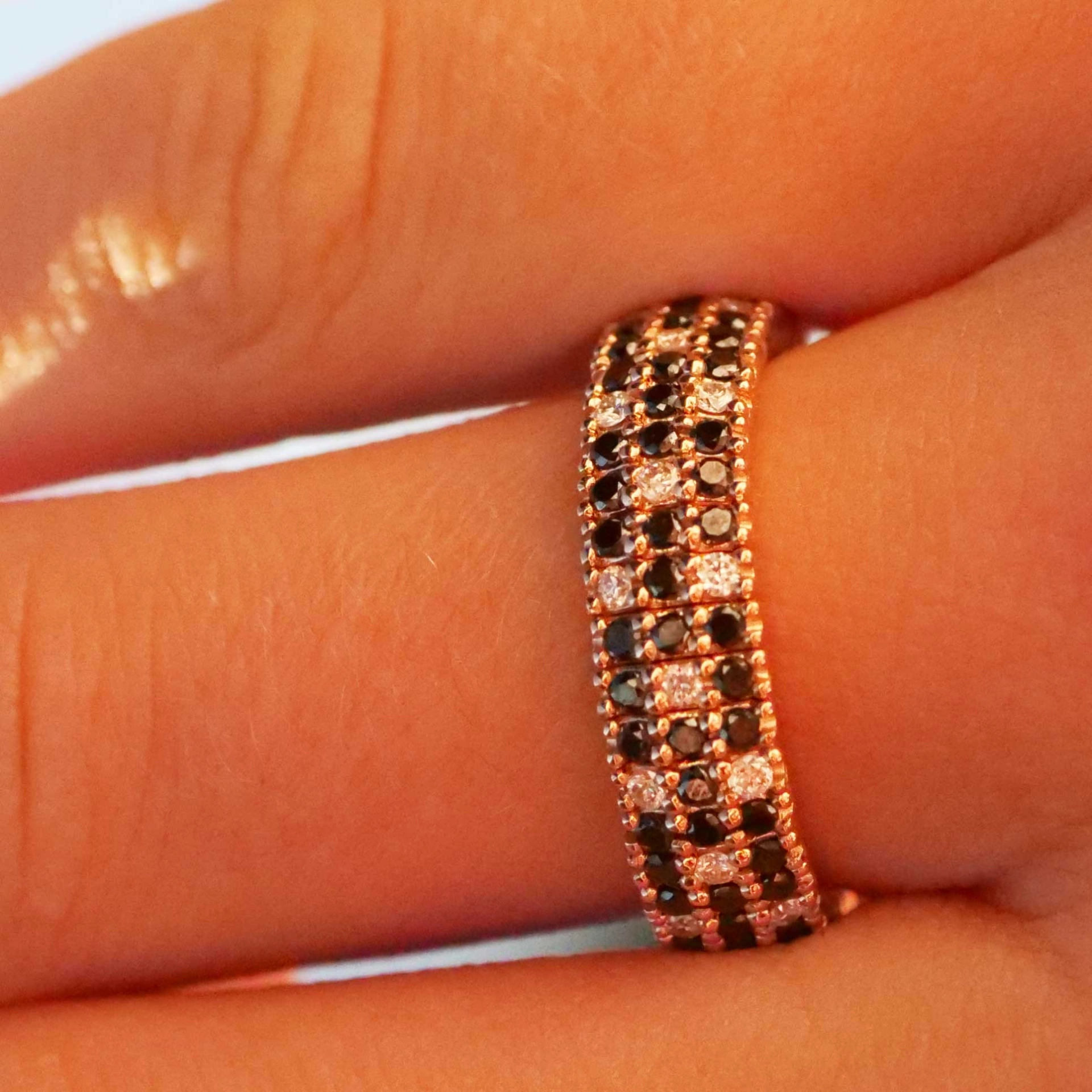 Brilliant Memory Ring Magic flexibel black-white 18 kt Rosegold..ingenious and simple