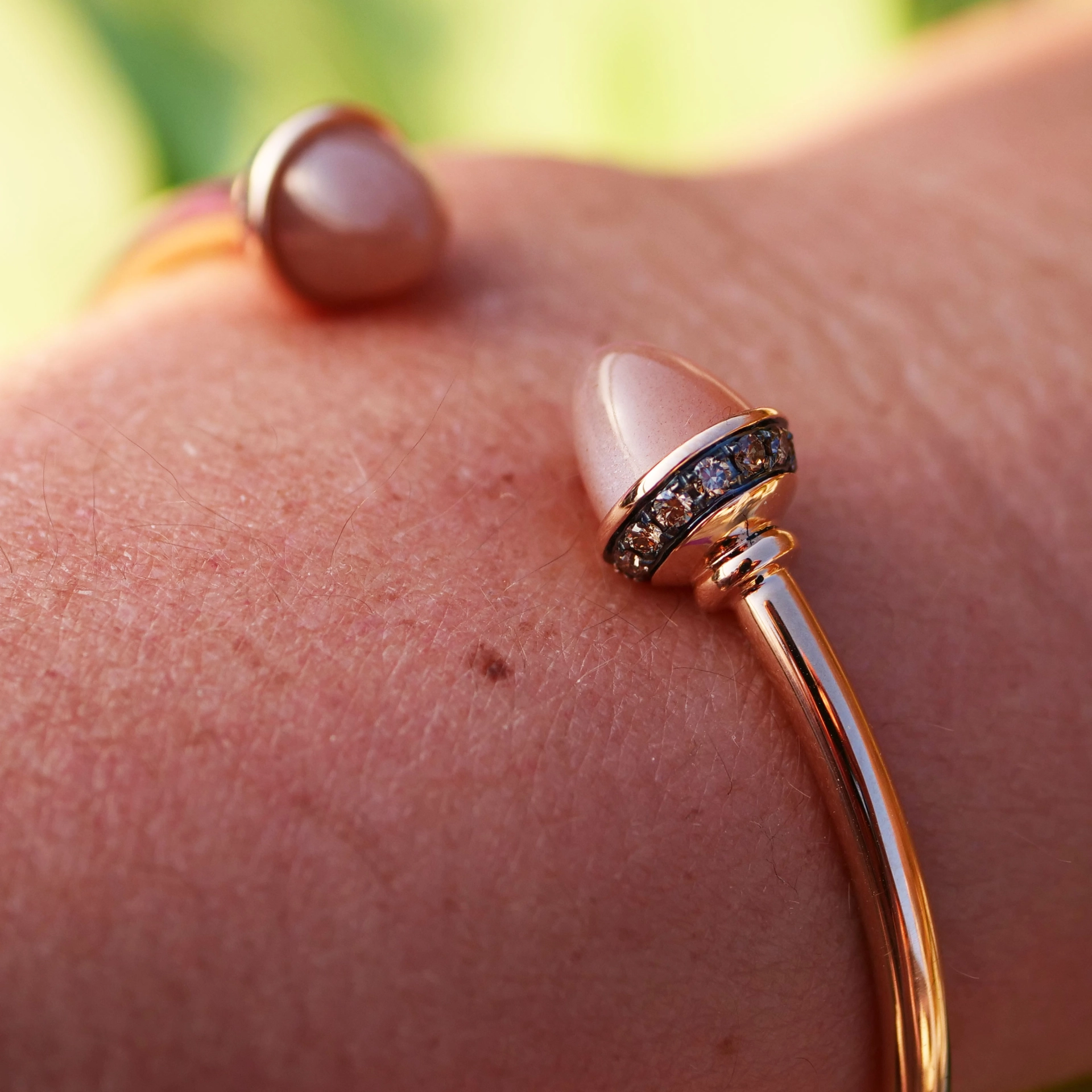 Moonstone and light brown Diamond Bracelet 18 kt Rosegold 5.80ct ...what a combination!