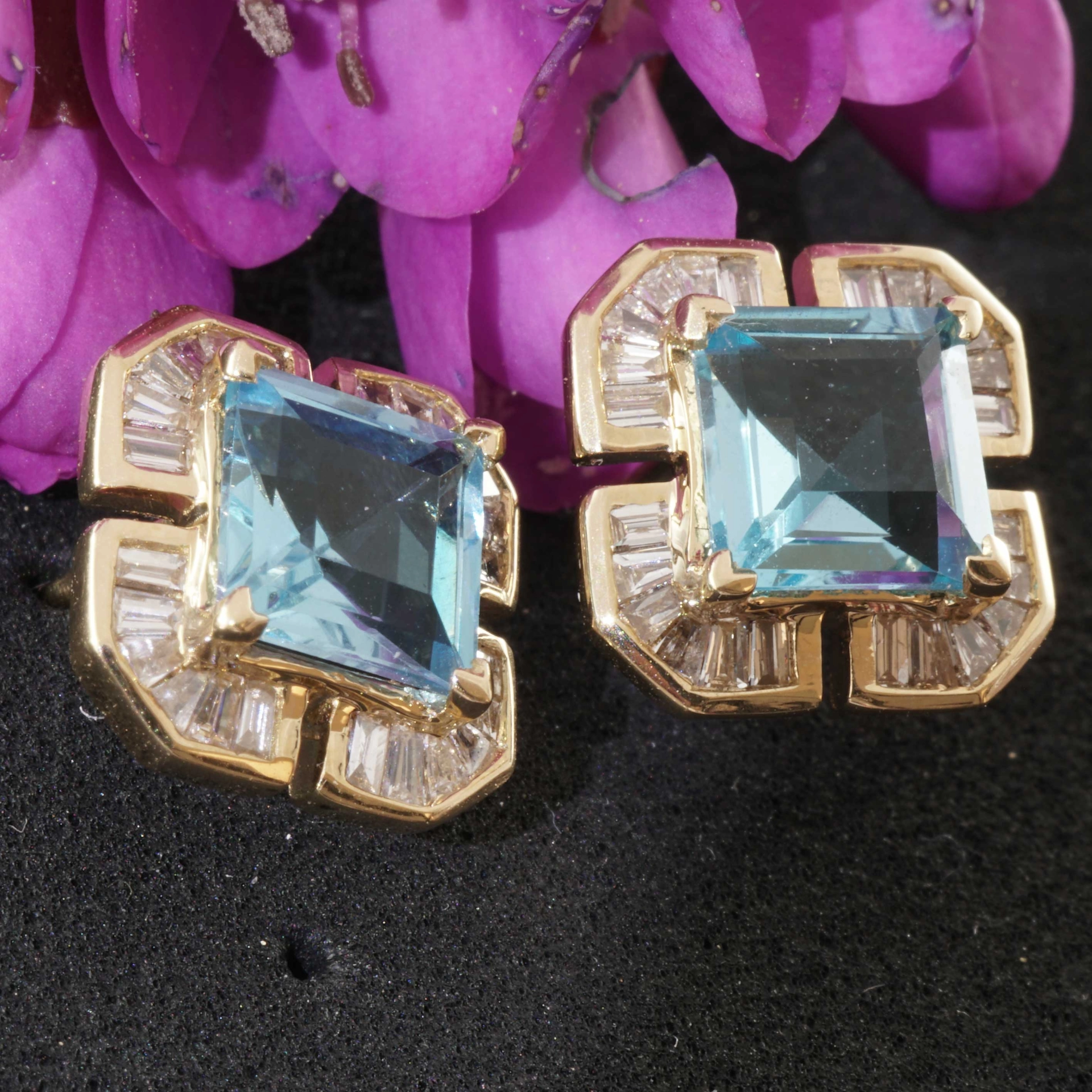 Cloverleaf shaped Blue Topaz Earrings 18 kt Yellow Gold with Diamonds