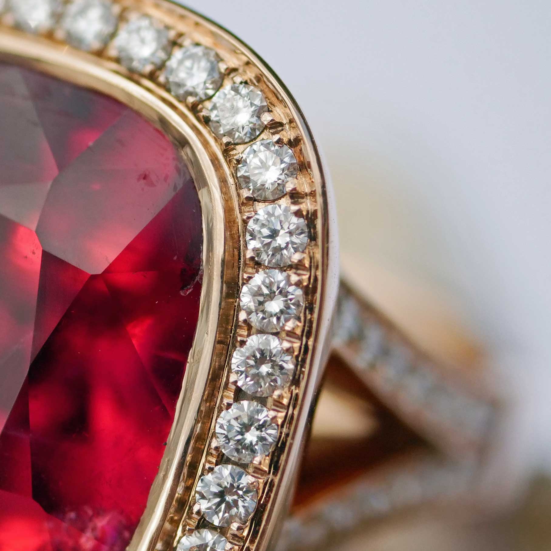 Rare Rubellite Brilliant Ring from Afghanistan 23.10 ct red-pink Exception of Luminosity AAA+