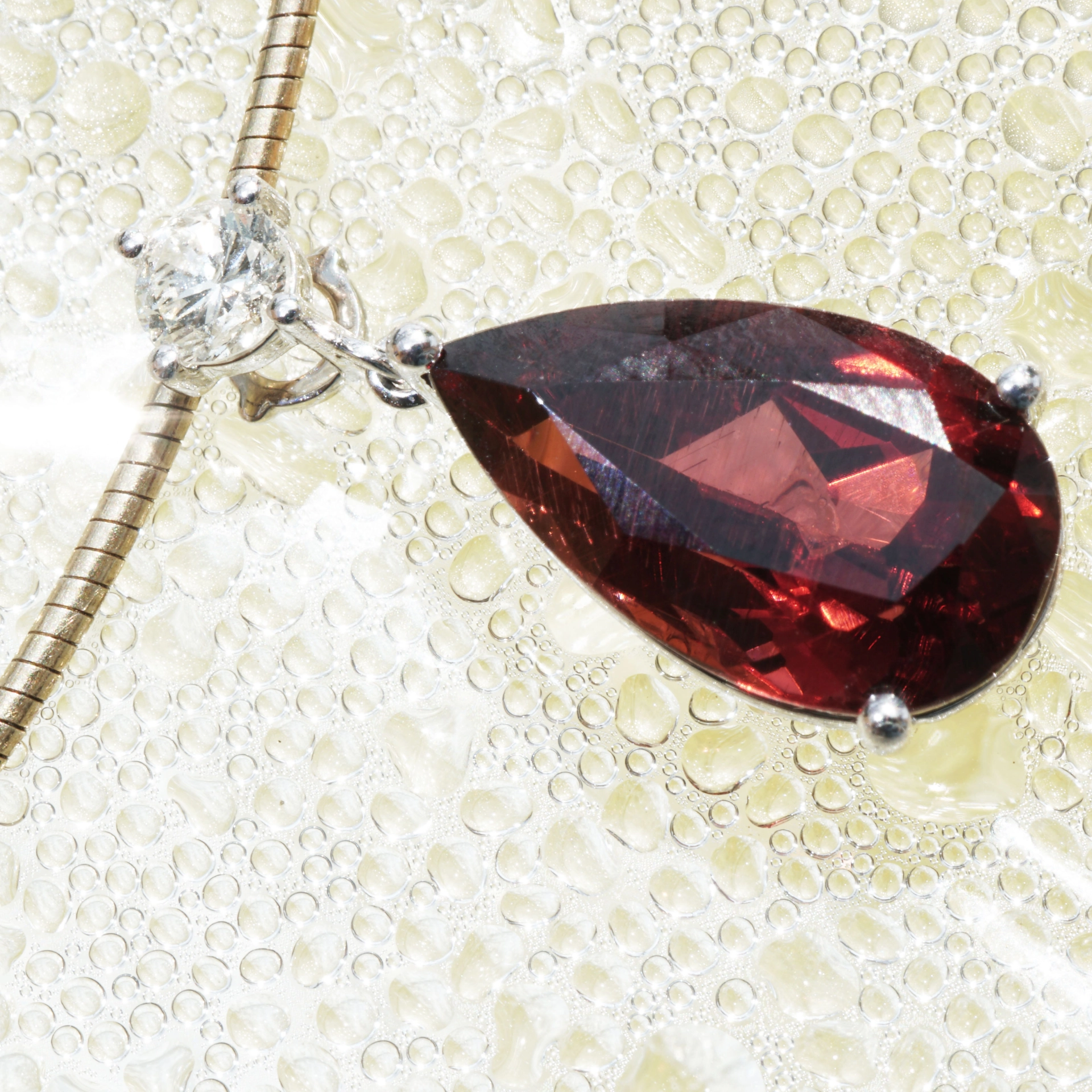 Rhodolite Diamond Pendant with IGI Certifikate....what kind of red