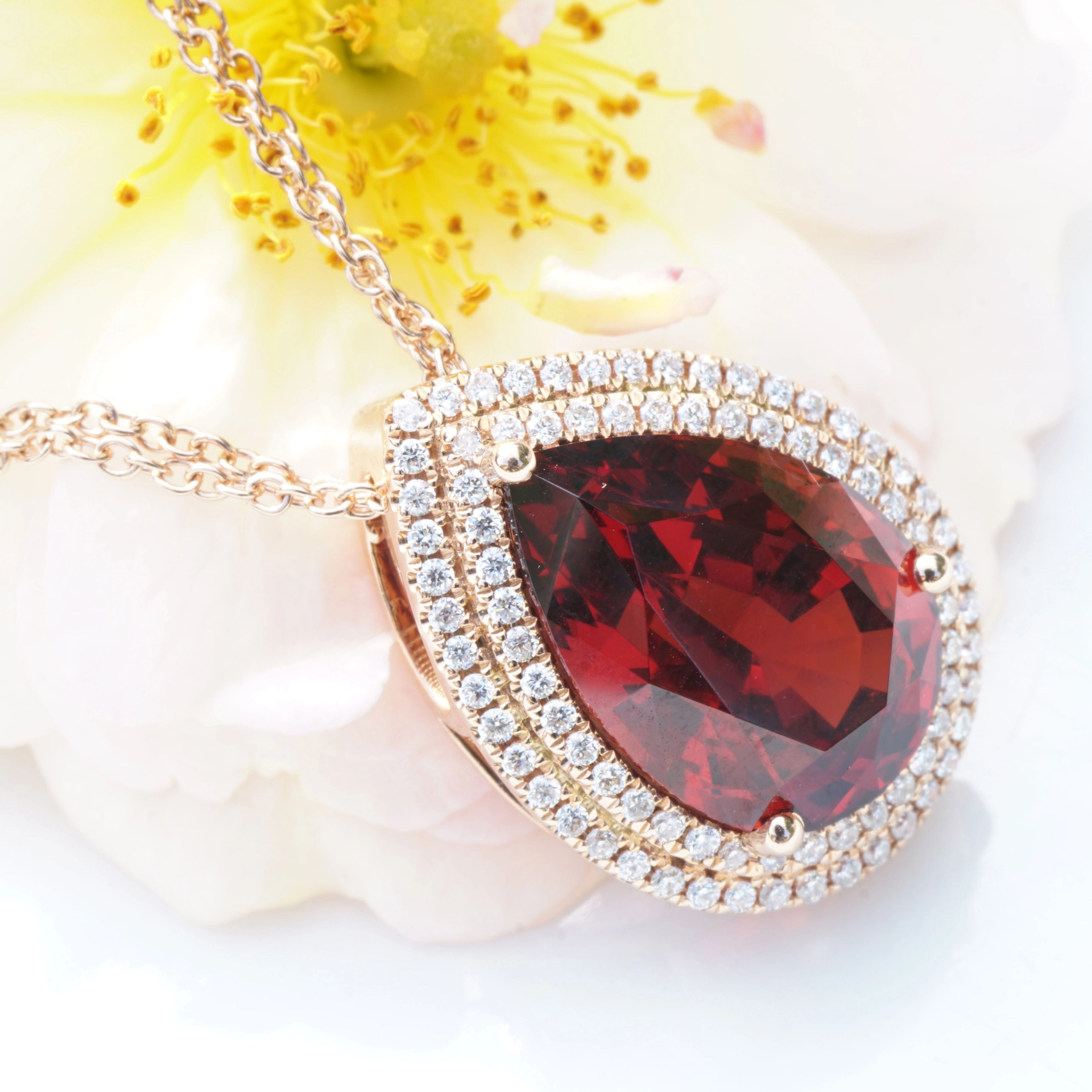 Malaya garnet diamond pendant, 750 rose gold, 5.18 ct, Tanzania .... a quick change artist