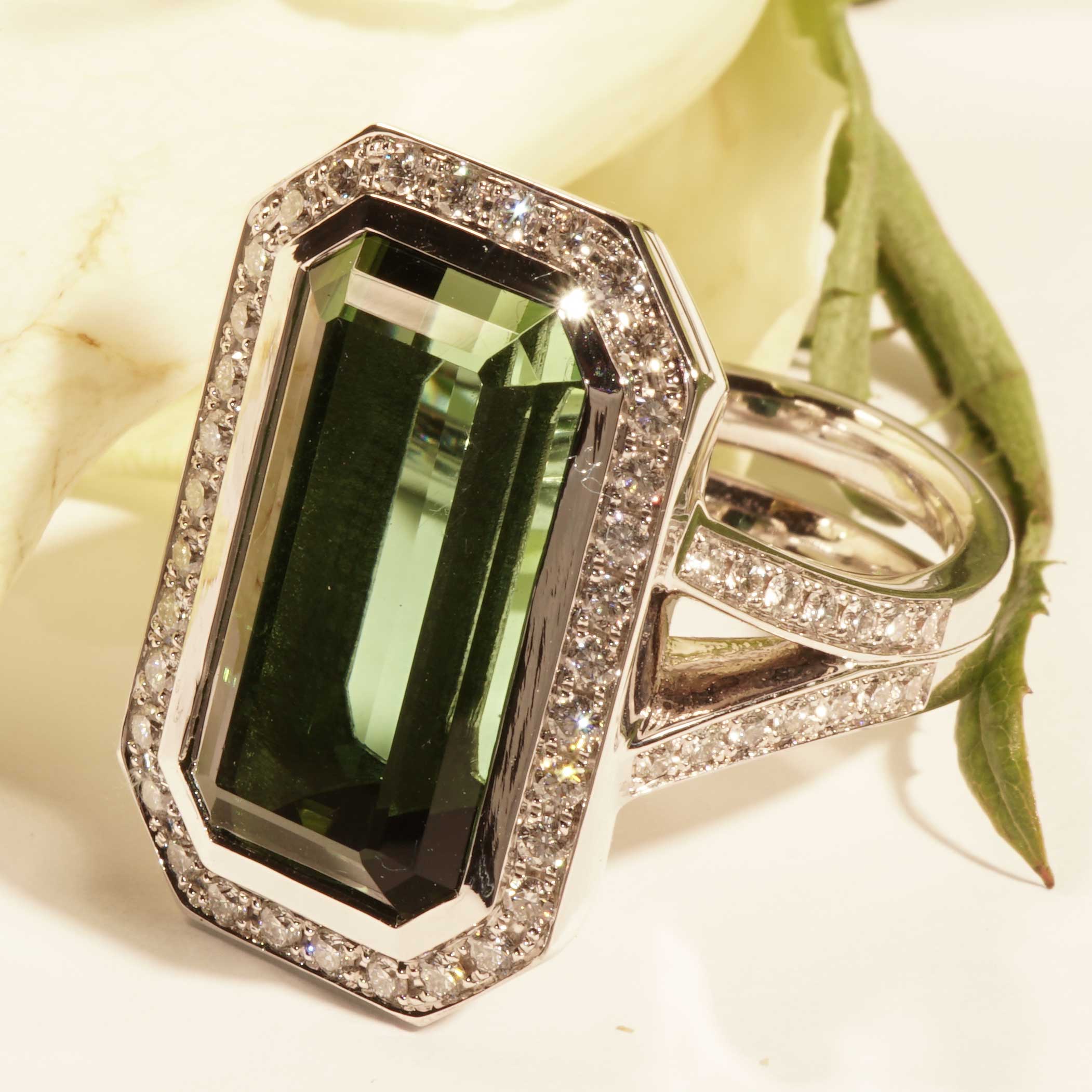 Tourmaline from Afghanistan green 19.79 ct fine Color Eyeclean Investment Gemstone