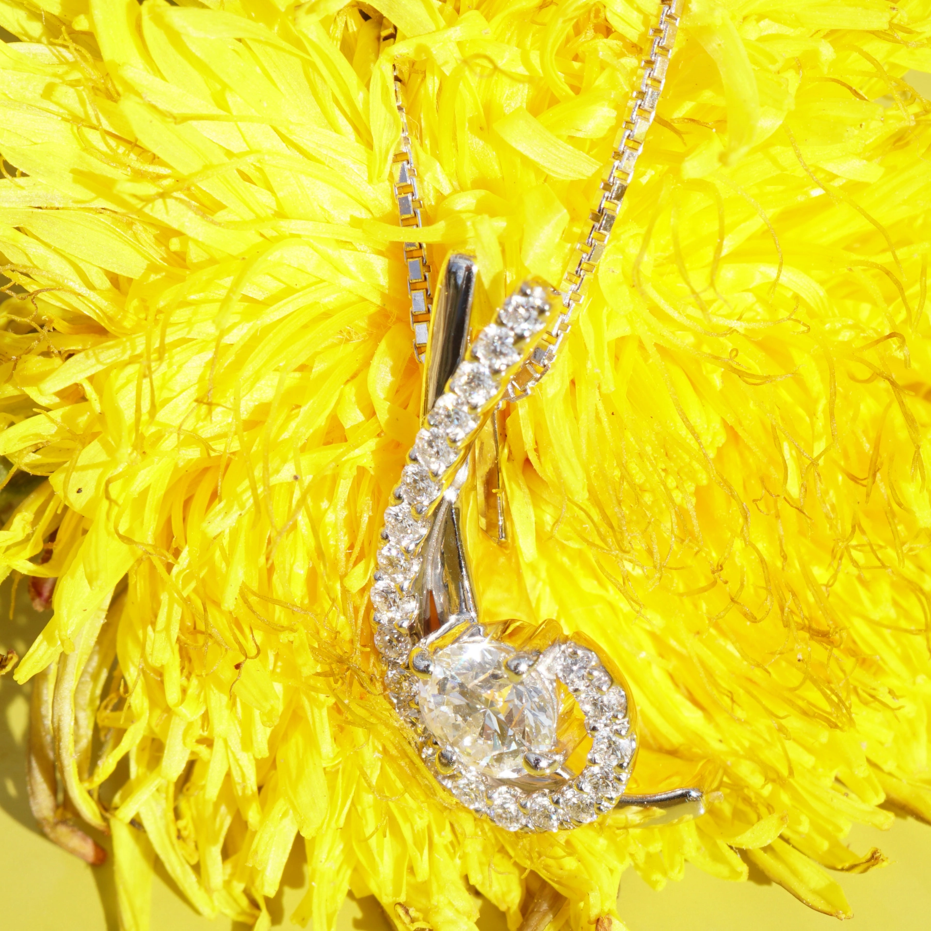 Brilliant Pendant with Chain 0.318 ct 0.14 ct W SI 18.5 x 8 mm 900 Platinum