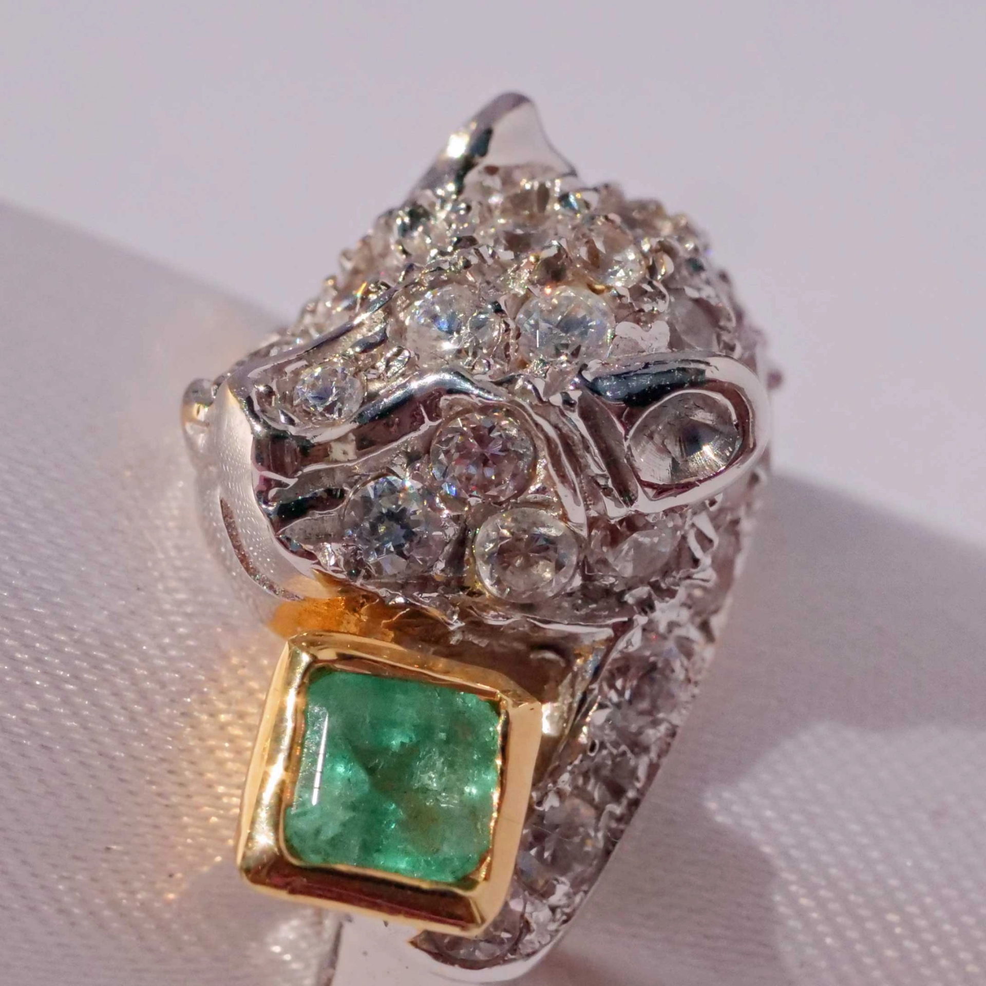 Emerald big Cat Ring 18 kt White Gold 0.25 ct beautifully designed