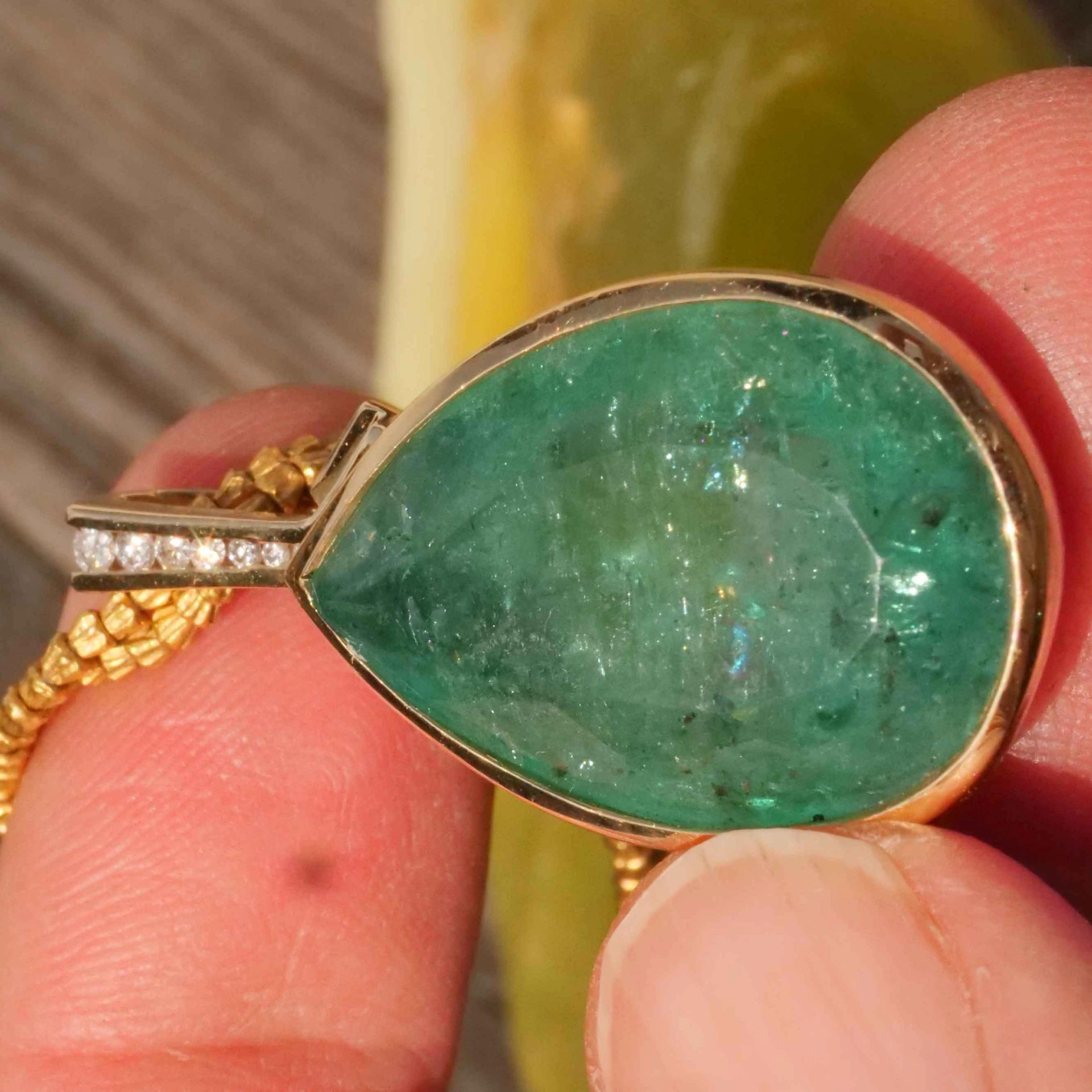 Emerald Drop Brilliant Pendant with magnific 28 carat Weight 14 kt Yellowgold