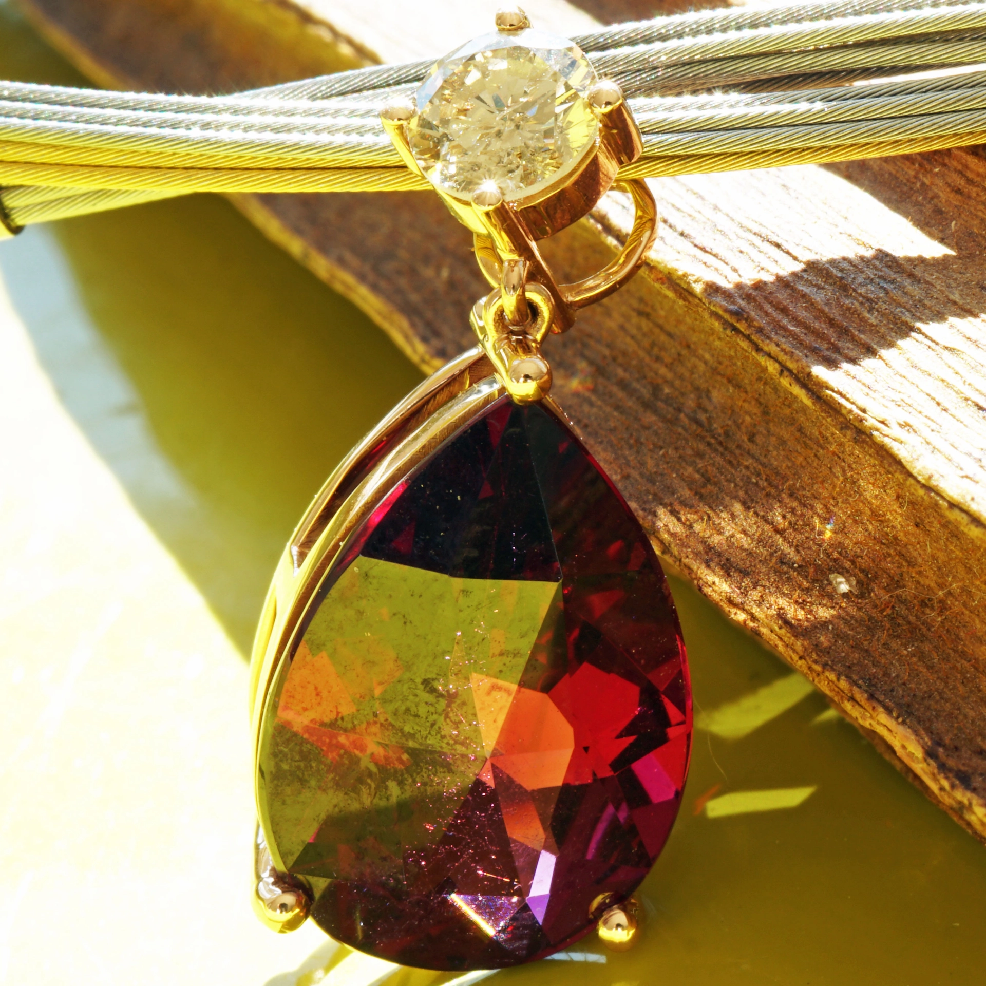 Rhodolithe Garnet 10 ct amazing Color with IGI Diamond