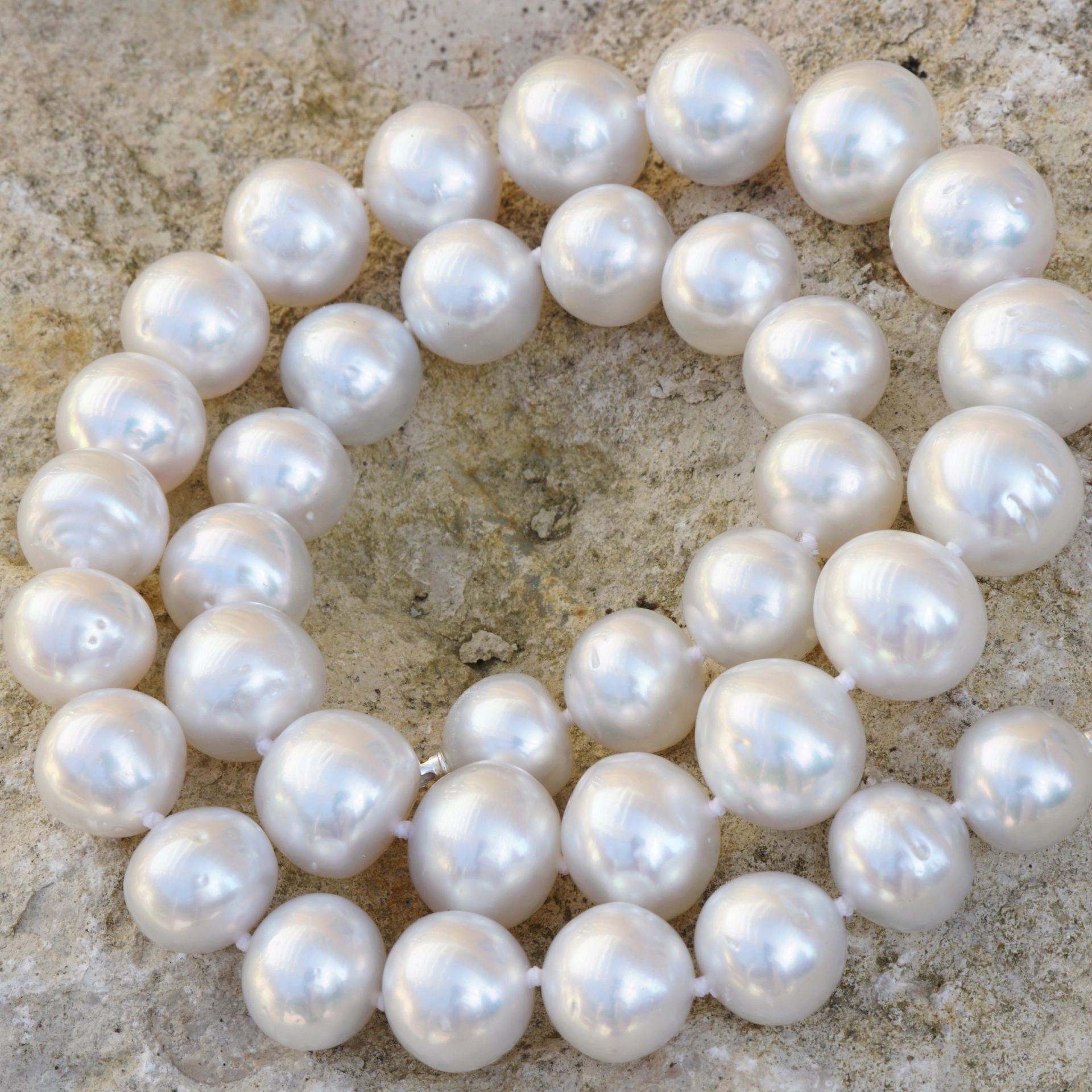 White South Sea cultured Pearl Necklace of approx. 13.4 x 10 mm AAA-AA