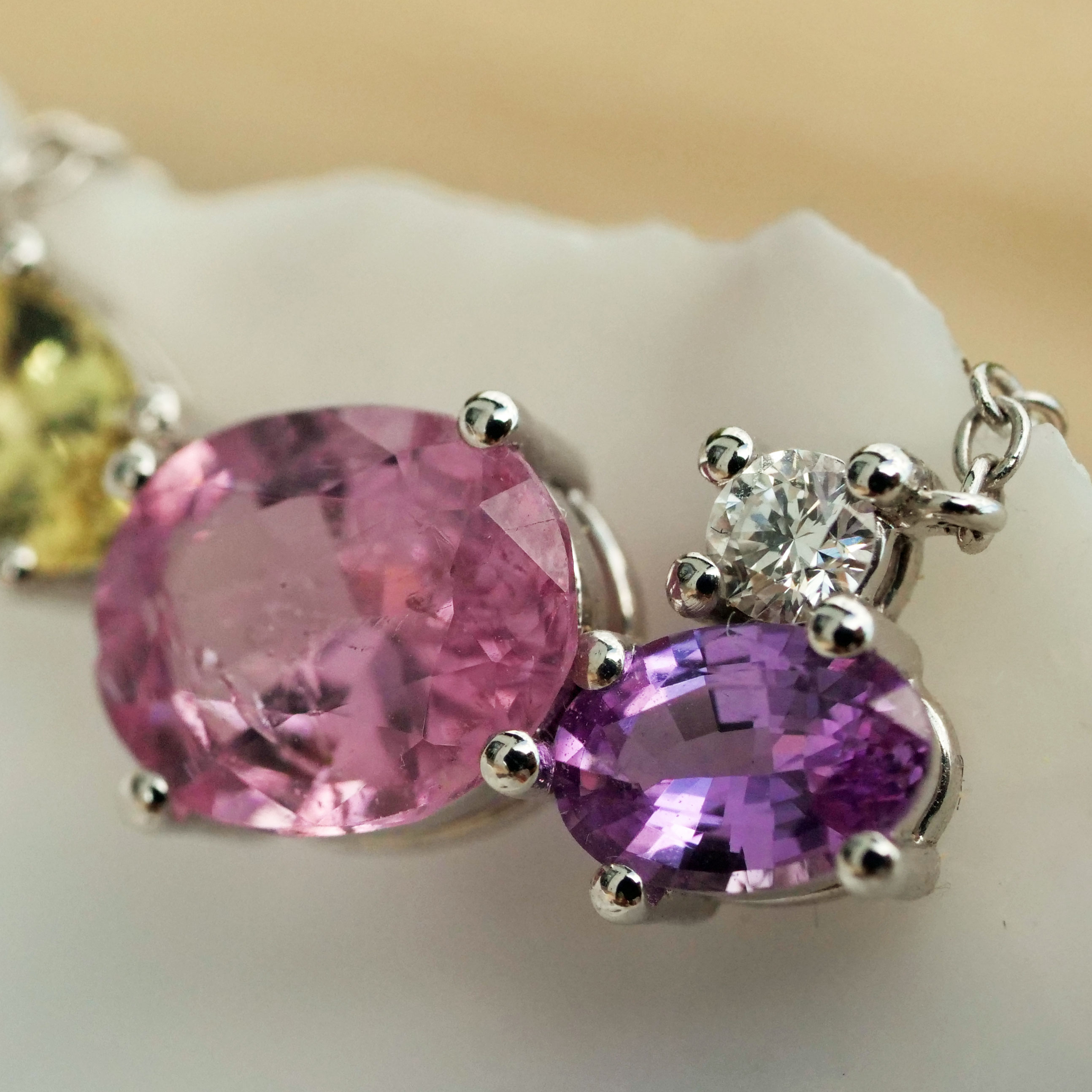 Saphir Spinell Brillant Necklace 18kt Whitegold 2.60 ct 0.20 ct Ilakaka Mine Madagascar yellow purpled Mine Tadschikistan