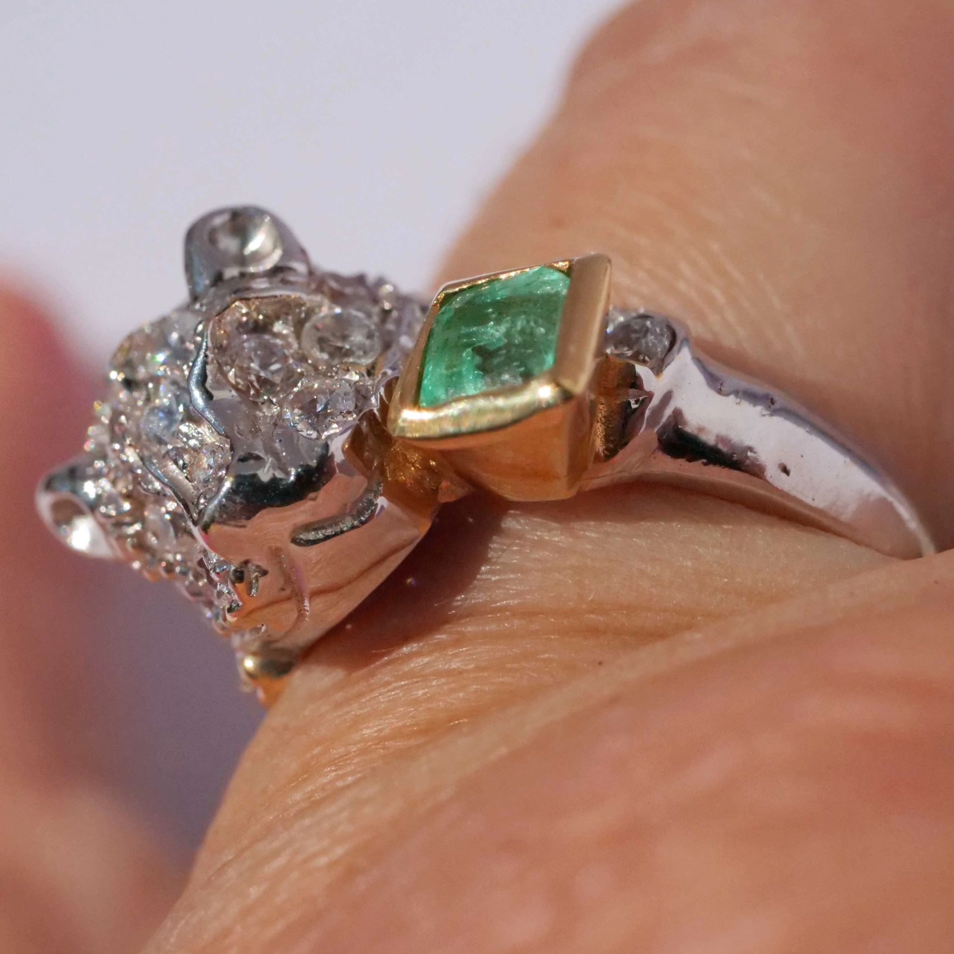 Emerald big Cat Ring 18 kt White Gold 0.25 ct beautifully designed
