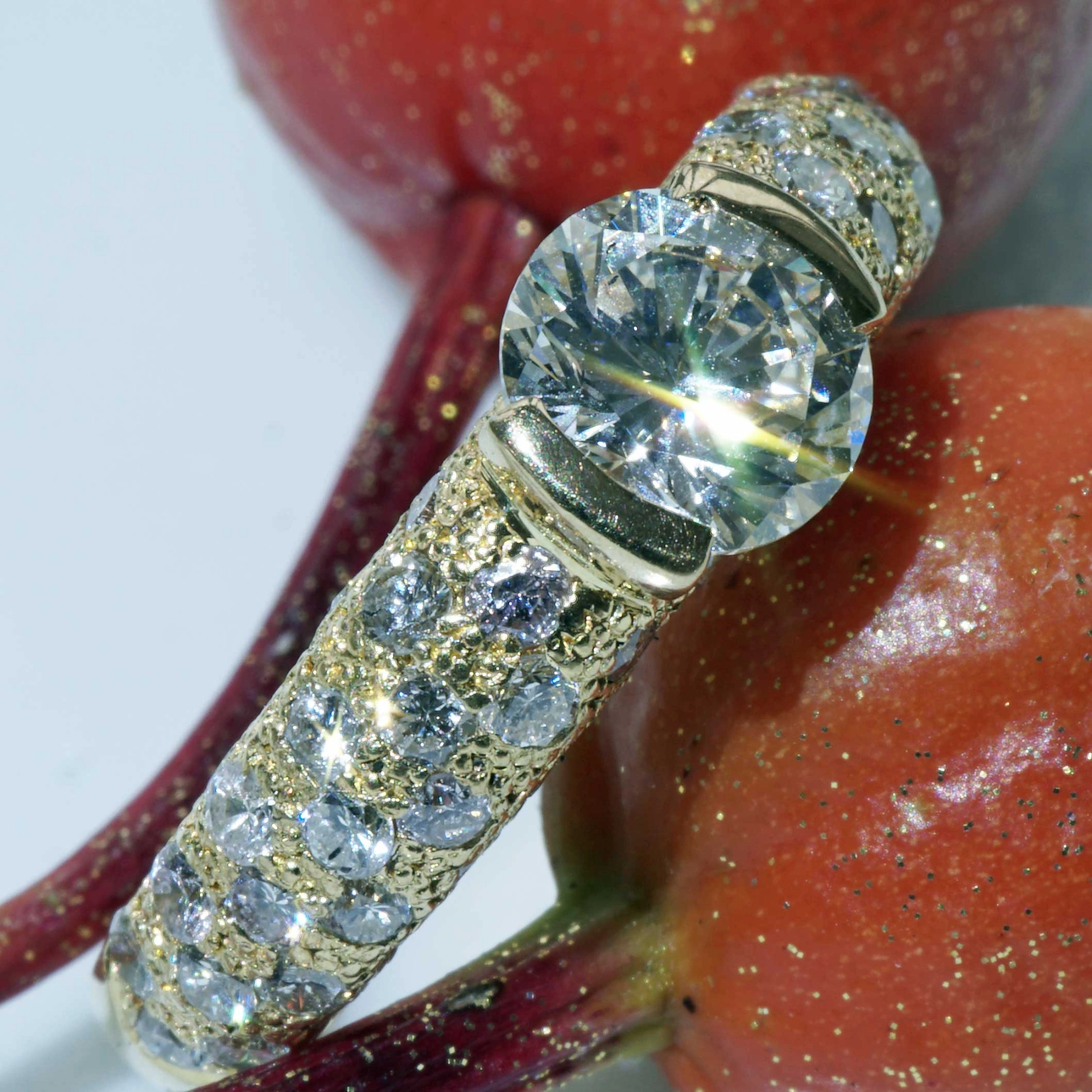 Solitaire Brilliant Ring 18 kt Yellowgold 0.847 ct TW SI nugget shaped Surface