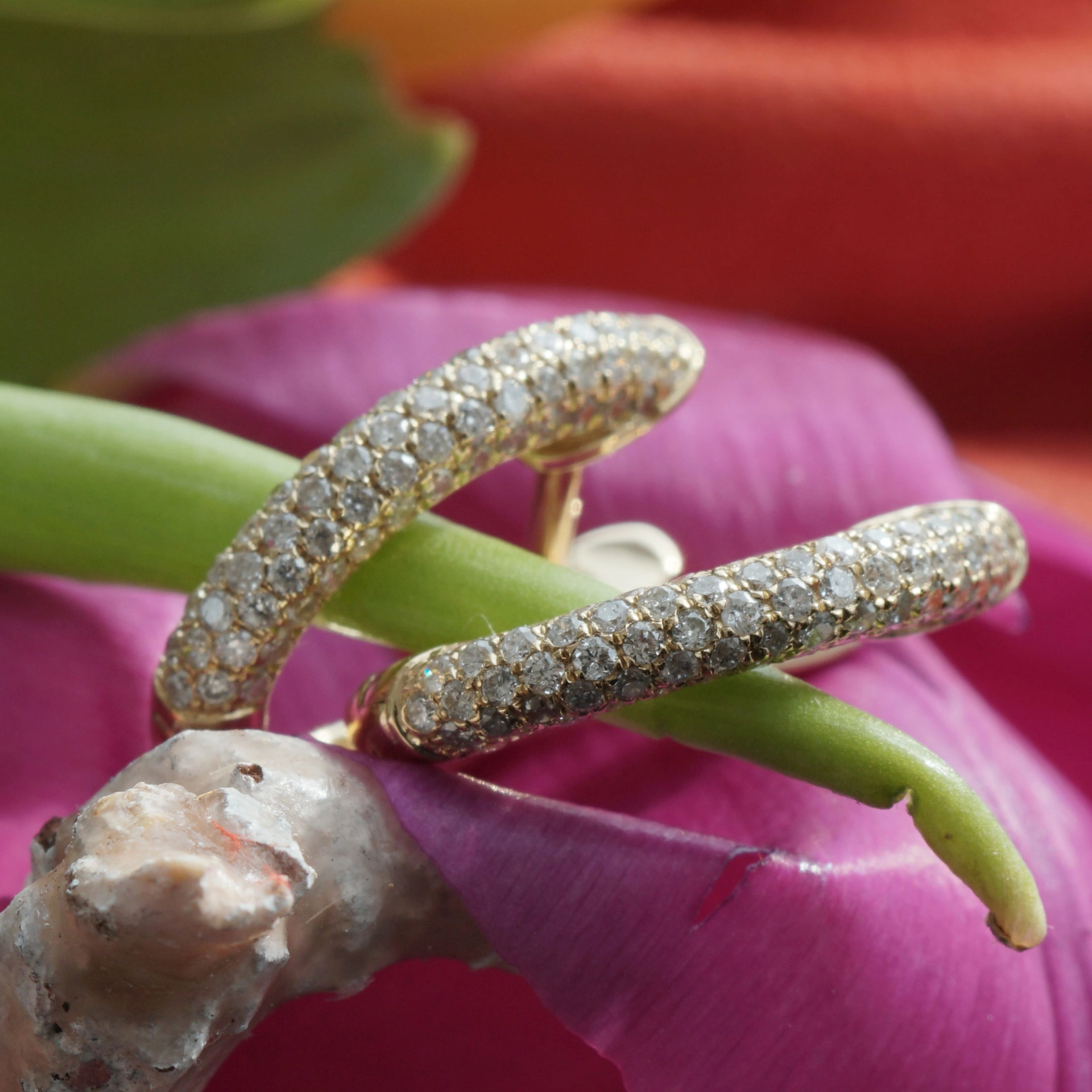 Brillant Halb Creole 14 x 2,5 mm 0.46 ct pavee weiss si-p 750er Gold
