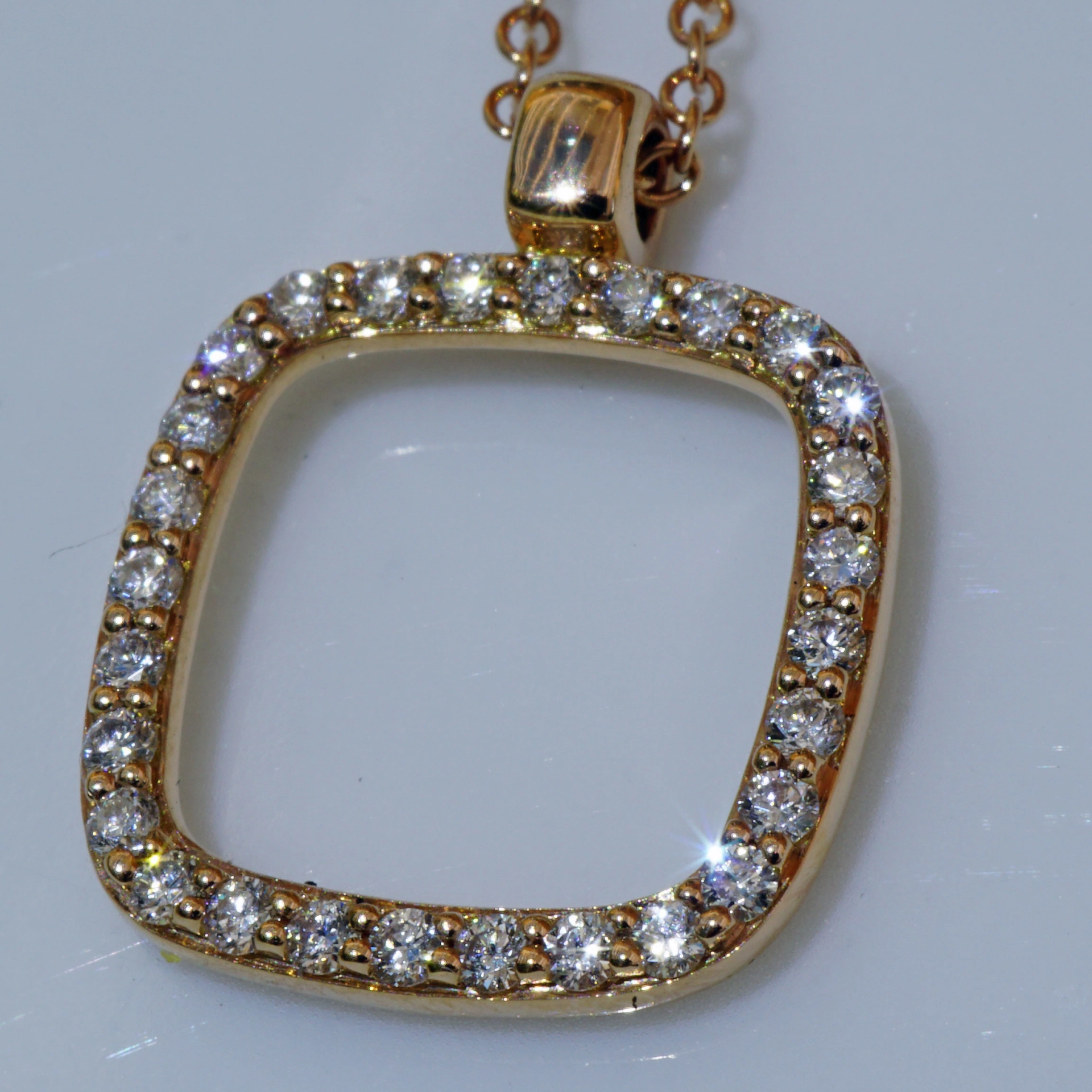 Bella Italy....we made the perfect Diamond Pendant for you...18 kt Rosegold modern Style