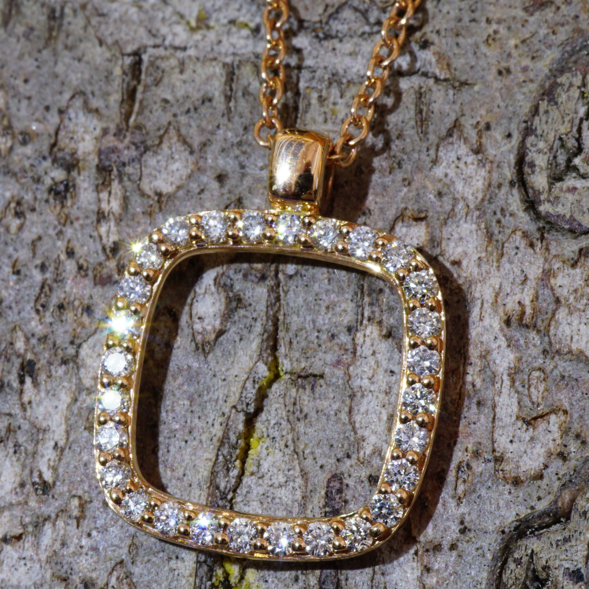 Bella Italy....we made the perfect Diamond Pendant for you...18 kt Rosegold modern Style