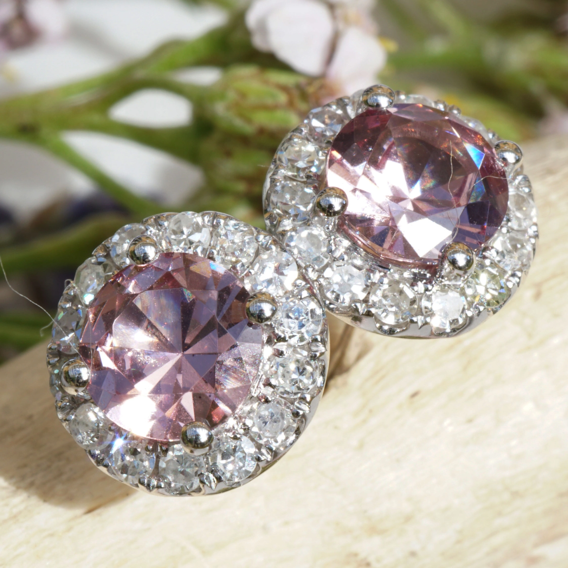 Malayer Granat Diamant Ohrstecker AAA+ 9 mm 750er Weissgold W SI Top Farbe leuchtend pink l.orange