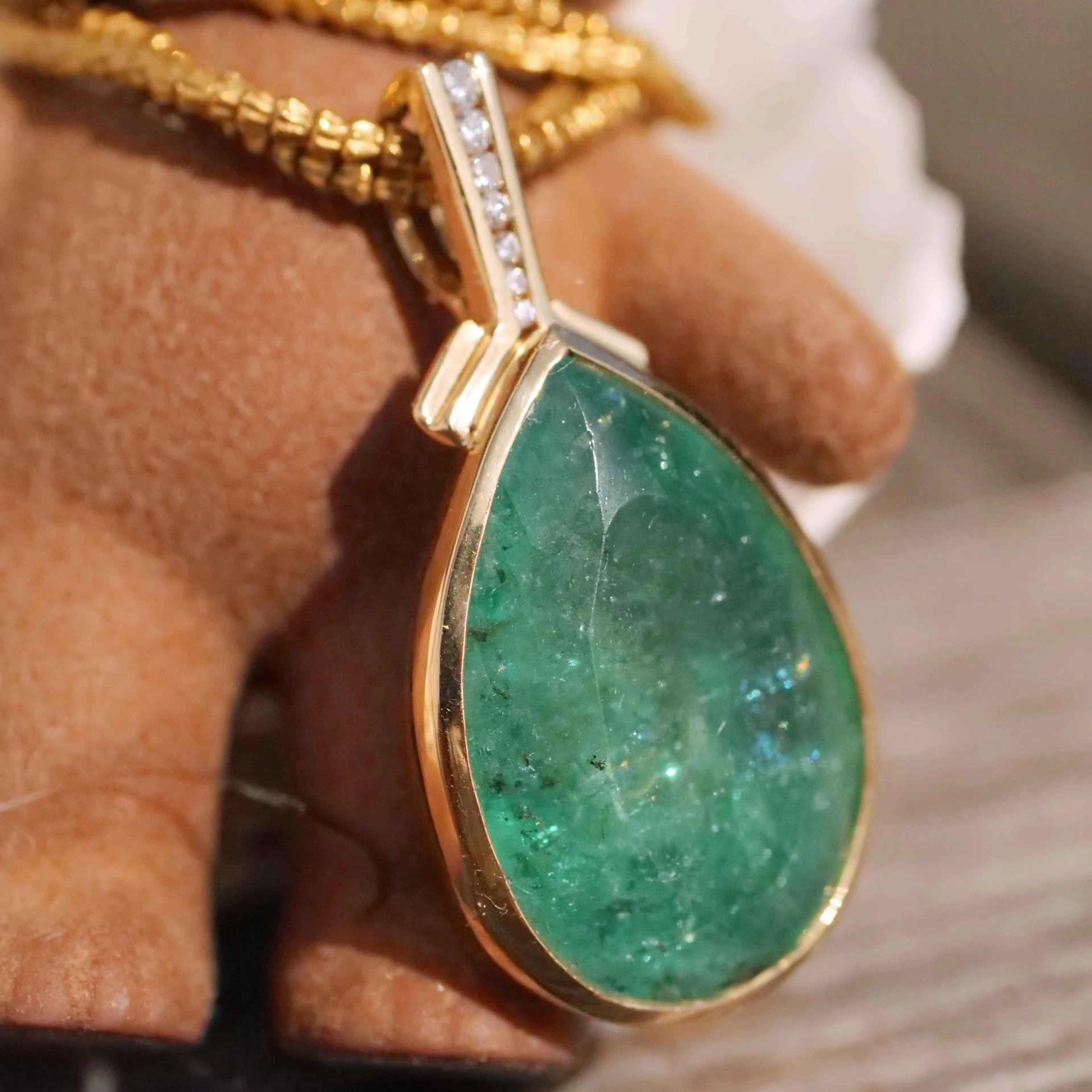 Emerald Drop Brilliant Pendant with magnific 28 carat Weight 14 kt Yellowgold