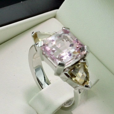 "1milliondollar"-Kunzit-Saphir-Ring,750er-Weißgold,