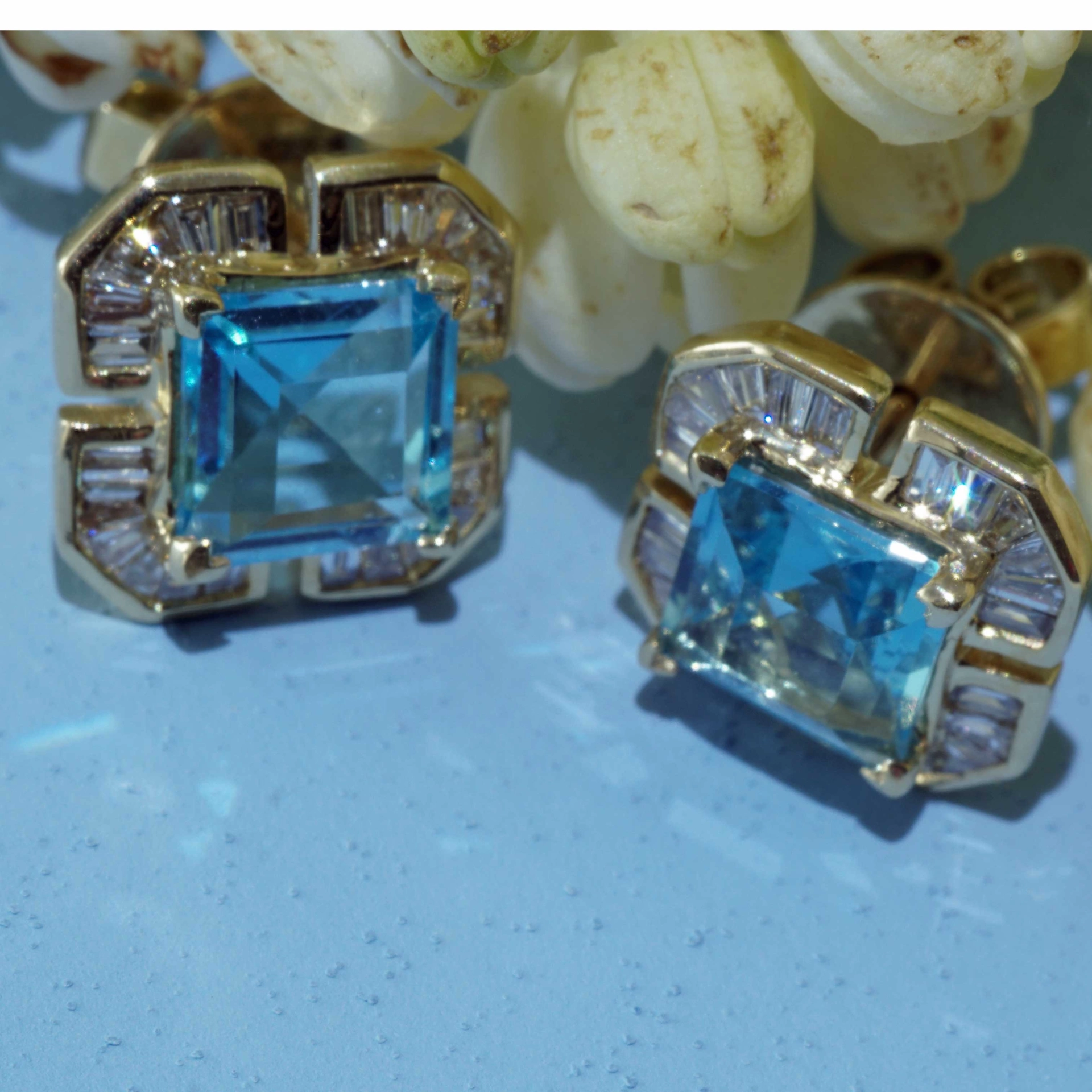Cloverleaf shaped Blue Topaz Earrings 18 kt Yellow Gold with Diamonds