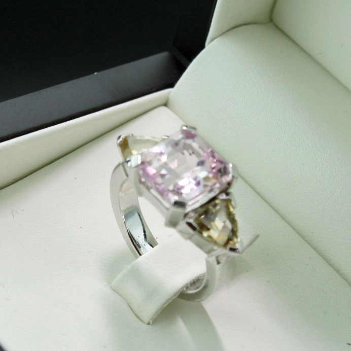 "1milliondollar"-Kunzit-Saphir-Ring,750er-Weißgold,