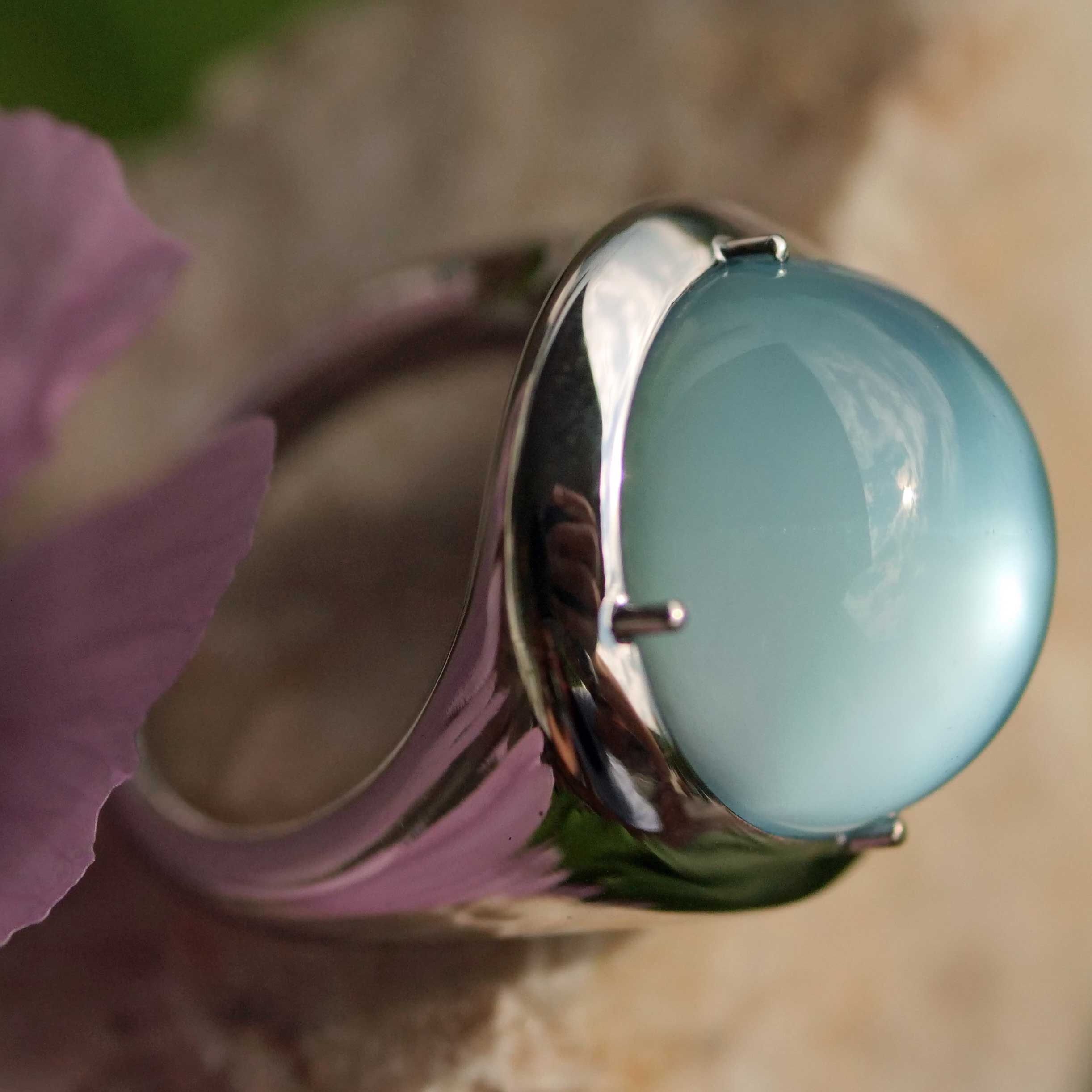 Modern Blue Topaz Mother of Pearl Ring 750 White Gold skyblue Bubble 20 mm diameter