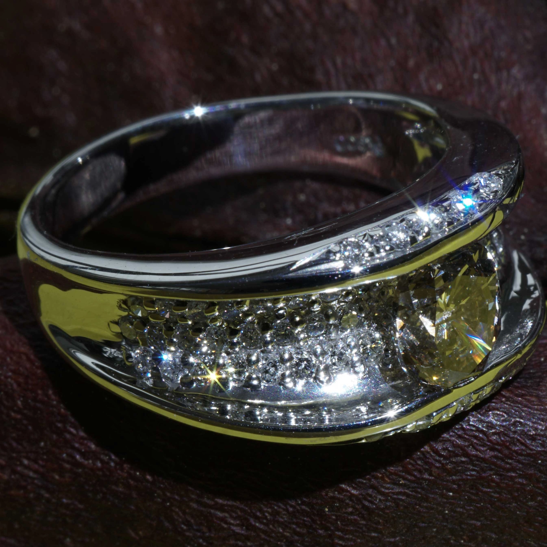 Brilliant Ring with great high-class contrast 0.58 ct 1.03 ct light brown white 