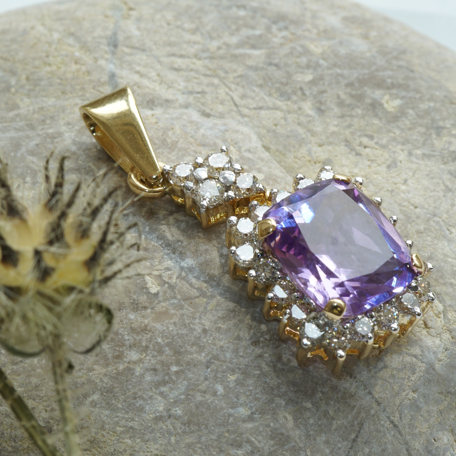 Amethyst Diamond Pendant 18 kt Gold sooo precious