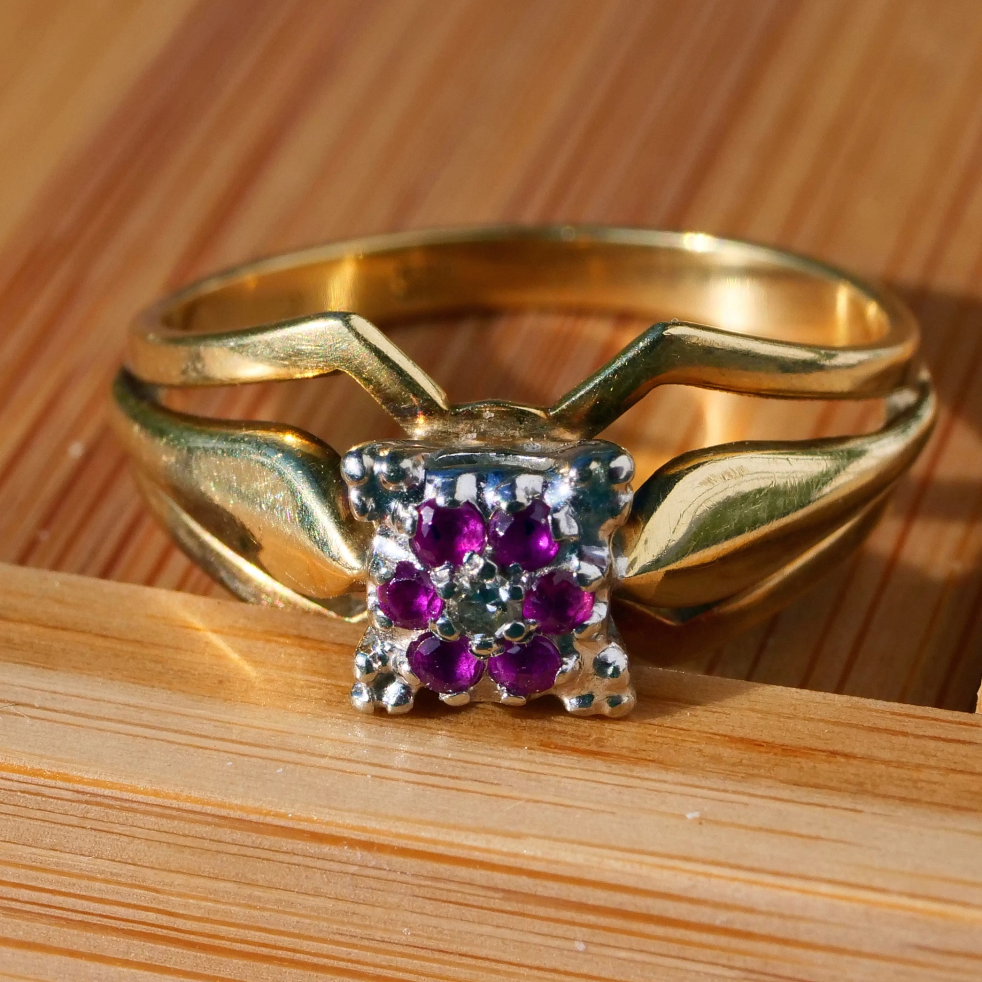 Vintage Ring 14 kt Yellowgold with Ruby and Diamond