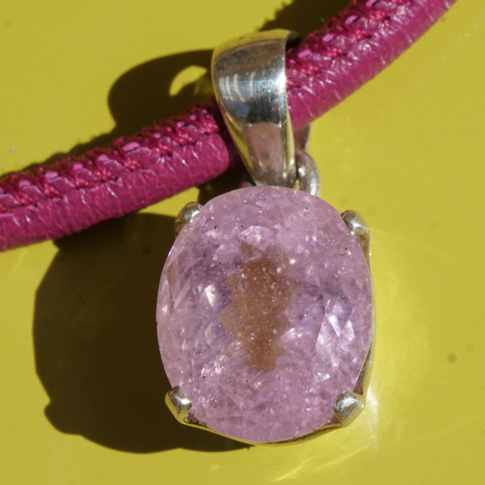 Anhänger Kunzit 925er Silber 25 x 11,5 oval 8 ct AA+ Dunkelpink Handarbeit