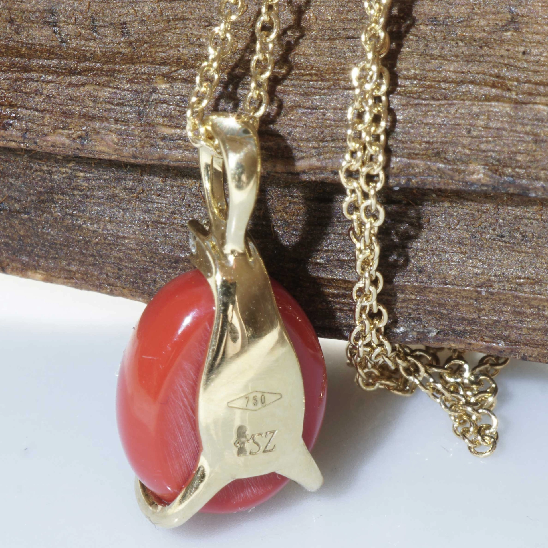 Drop Pendant...soo sweet...with coral and Diamond...made in Italy