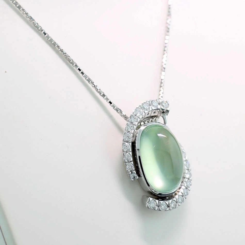 Prehnit Brillant Anhänger mit Kette 750er Weißgold 12.14 ct 0.70 ct