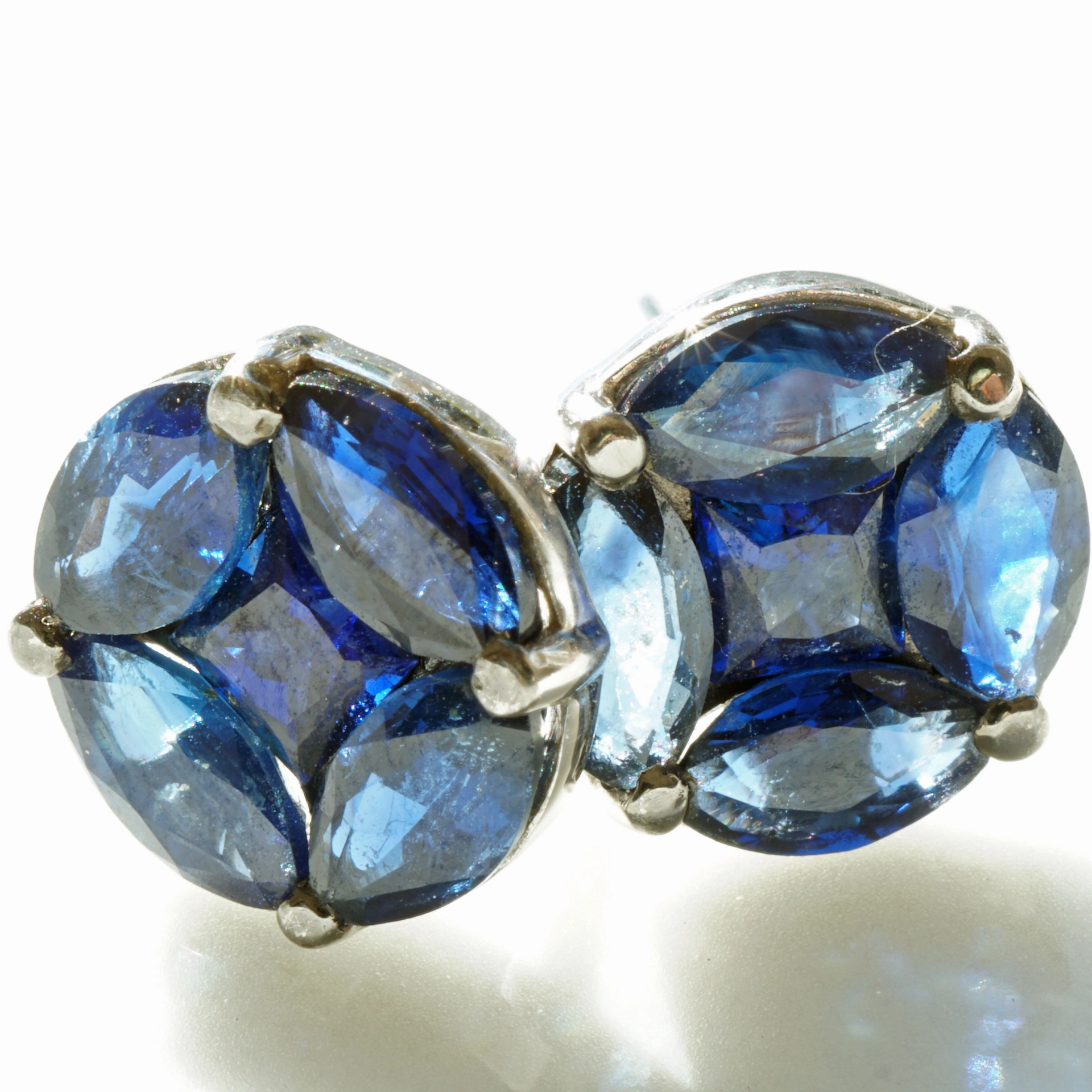 Sapphire Earsticks 3.70 ct 18kt Whitegold 10 mm Diameter...what a color!