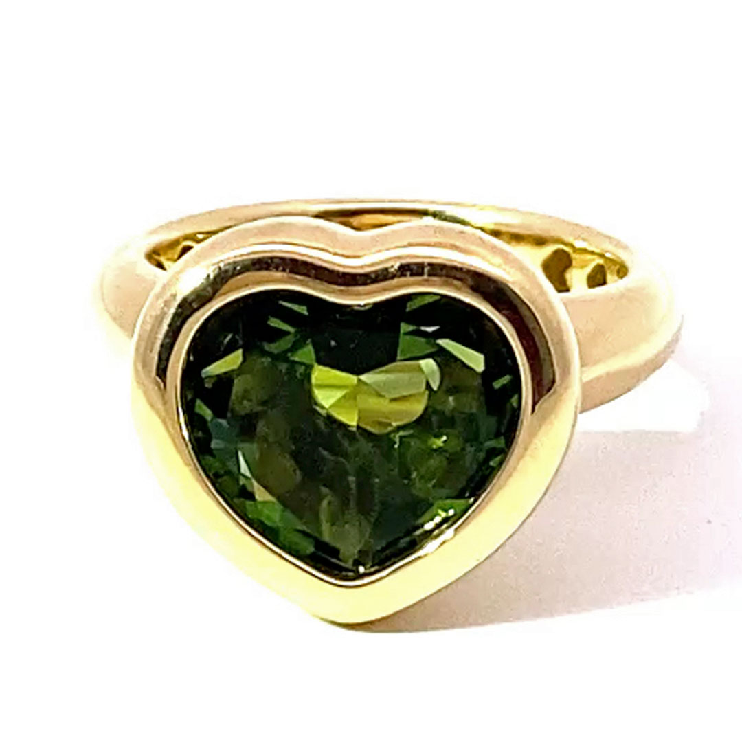 Peridot Heart Ring 750 Yellow Gold made in Valenza... a green modern Heart Ring in solid Gold