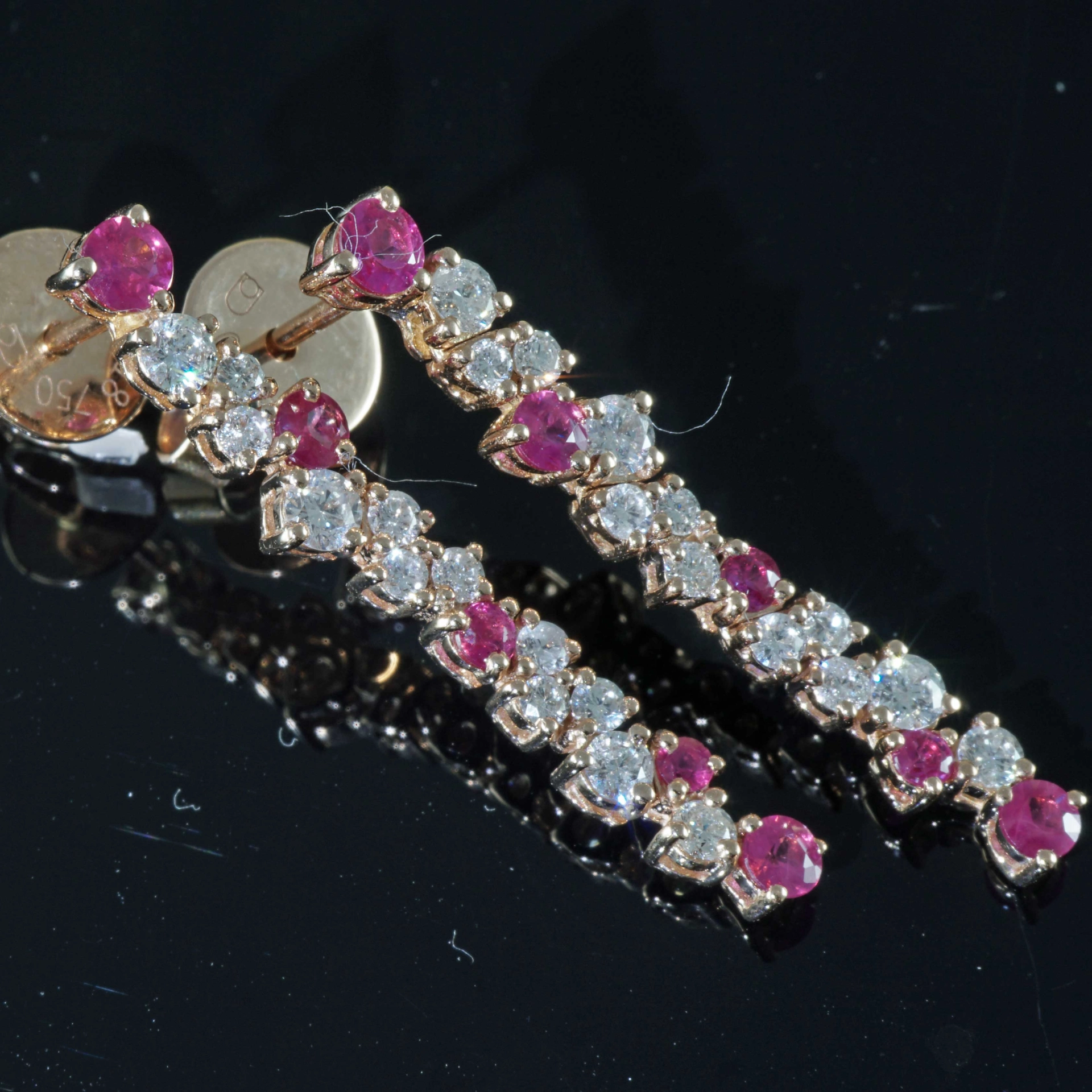 SON04229-Rubin-Brillant-Ohrhaenger-750er-Rosegold-0-40-ct-0-56-ct-unlimited-Glory-tolles-Design Ruby Brilliant Earrings 18 kt Rose Gold...for a glorious Appearance