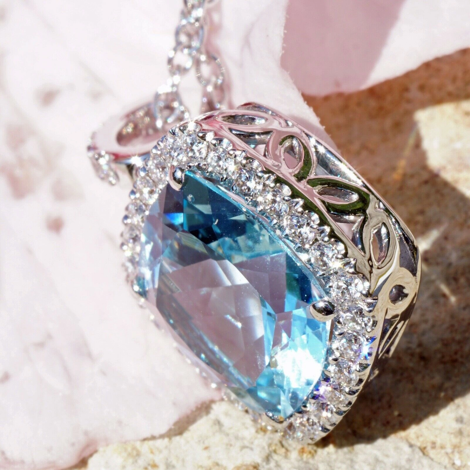 Bluetopaz Brilliant Pendant with Chain 18 kt Whitegold