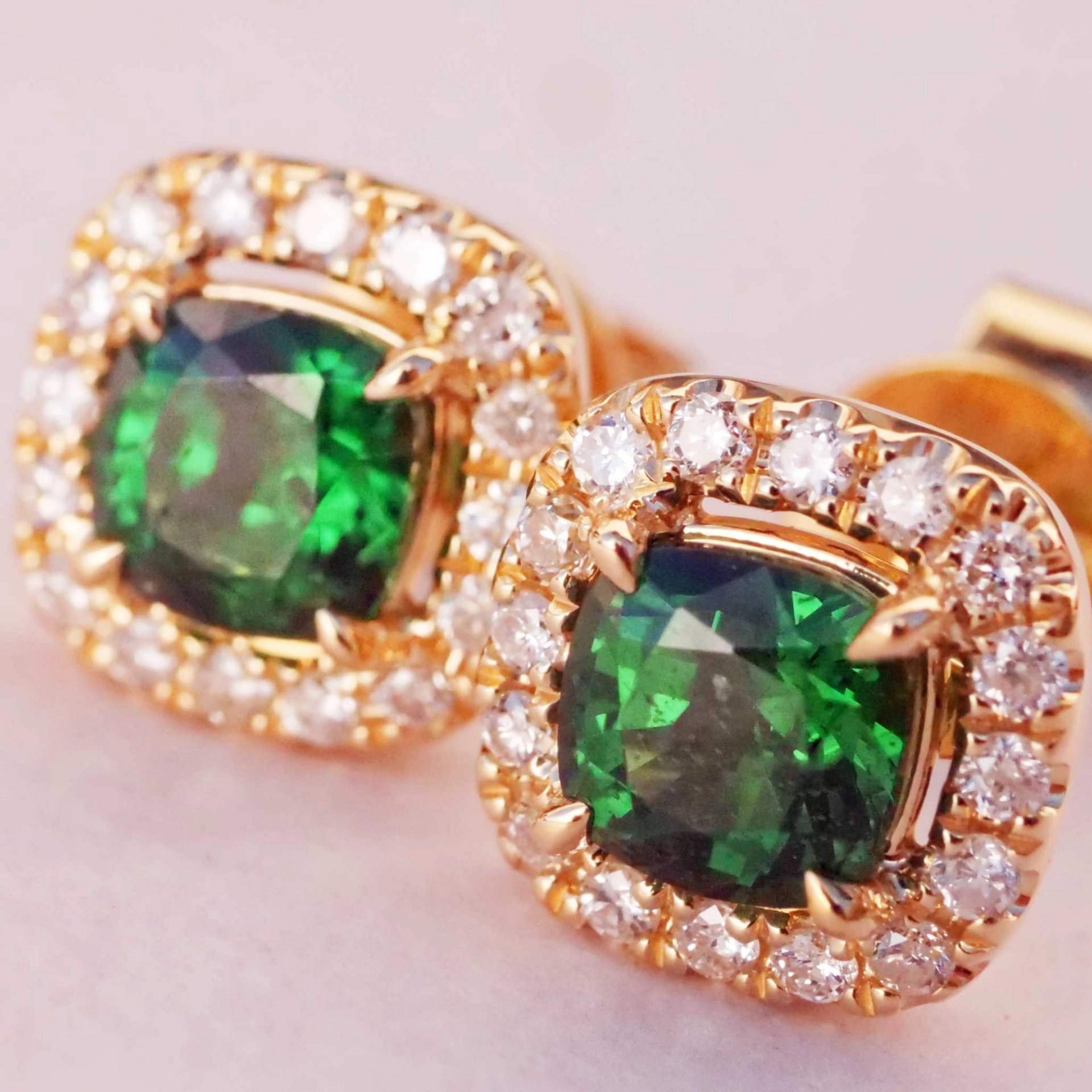 Tsavorith Brilliant Earstuds 18 kt Yellow Gold 1.42 ct 0.25 ct...what a amazing Color