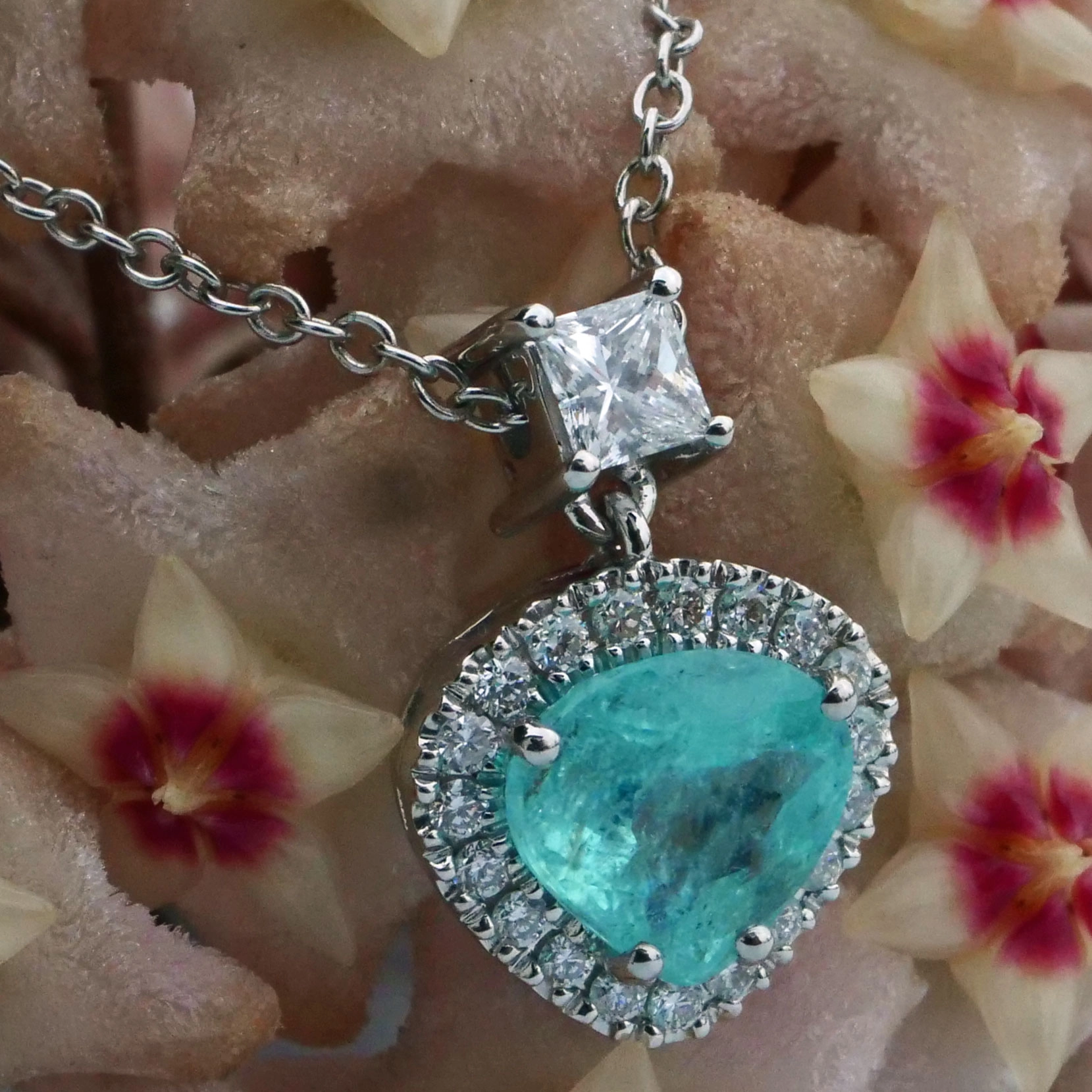 great paraiba turmalin of 128 ct, AAA brilliant. swimmingpool blue-green 18 kt whitegold
