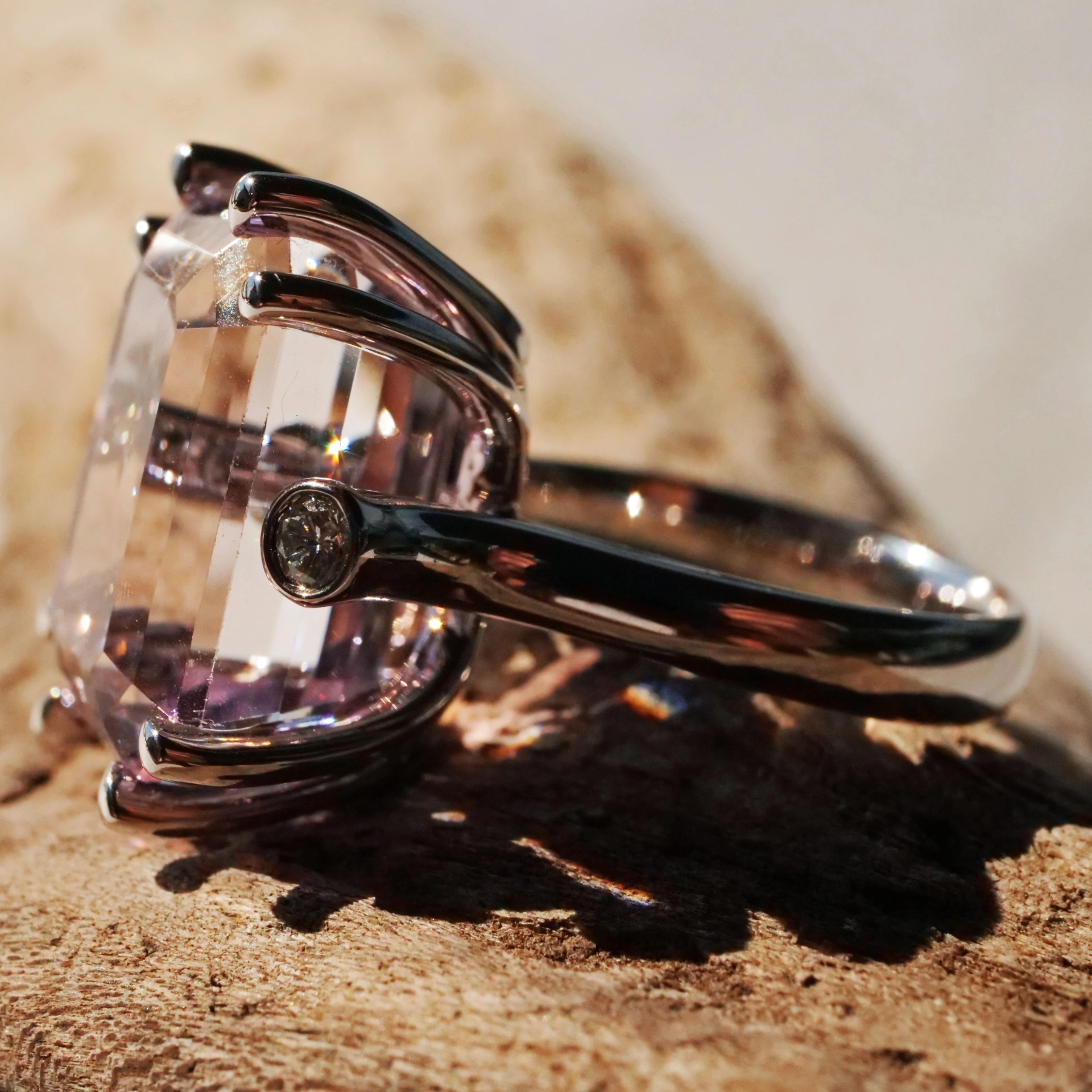 Kunzite Brilliant Ring 18 kt White Gold 18.64 ct 0.13 ct.....very chic set