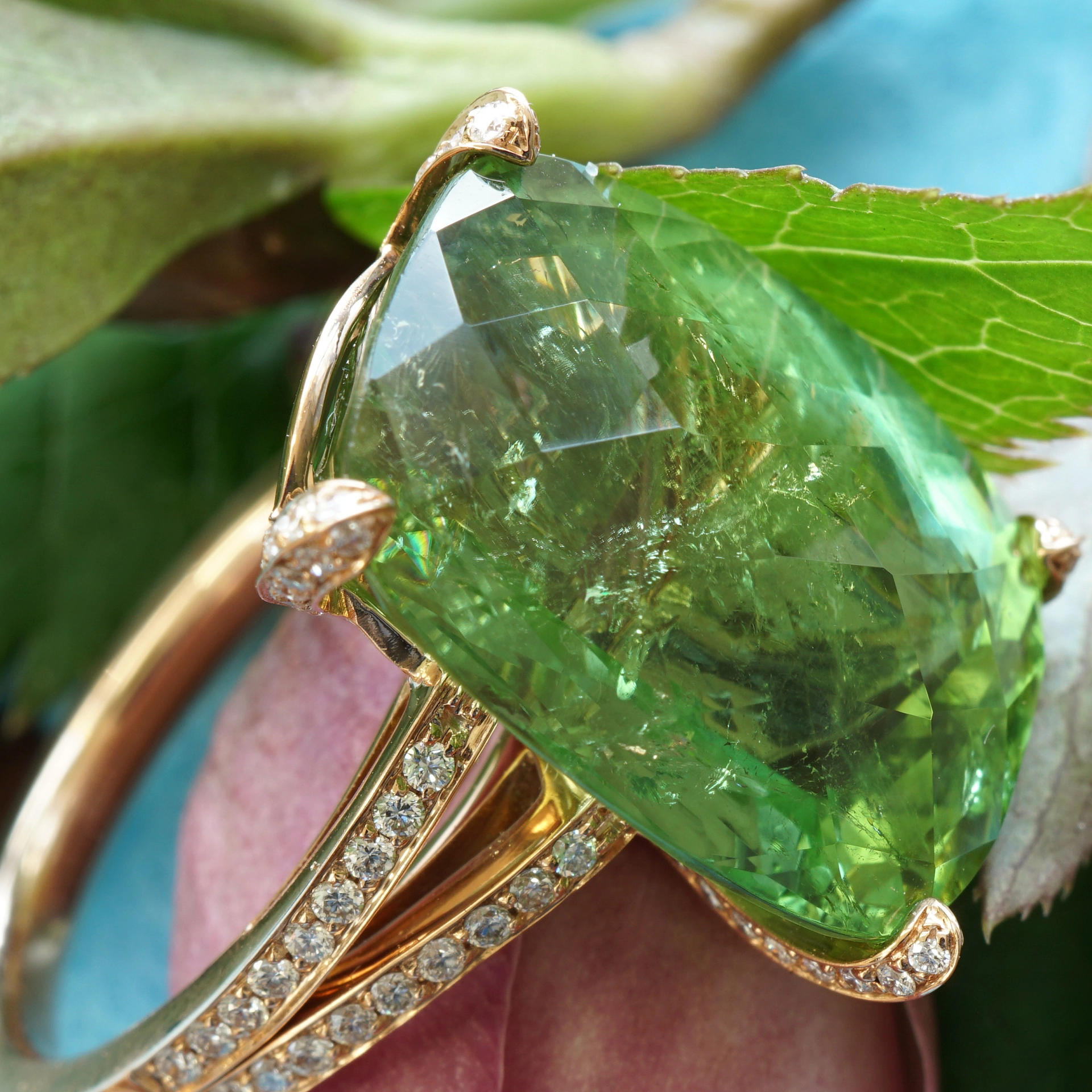 Tourmaline brilliant ring, 17.98 ct, 0.60 ct, TW VS ..... paraiba colored green huge beautiful 18 kt rose gold