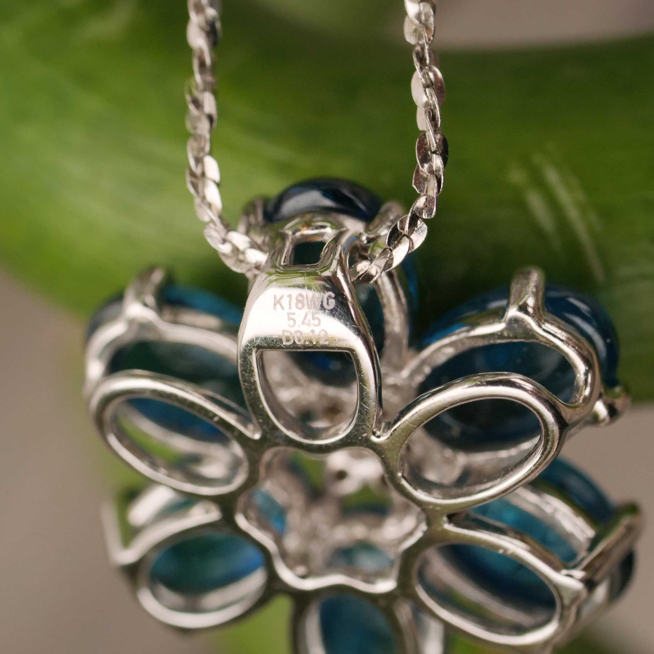 Pendant NEON Colors Apatite and Brilliants 18 kt White Gold 5.45 carats with Chain