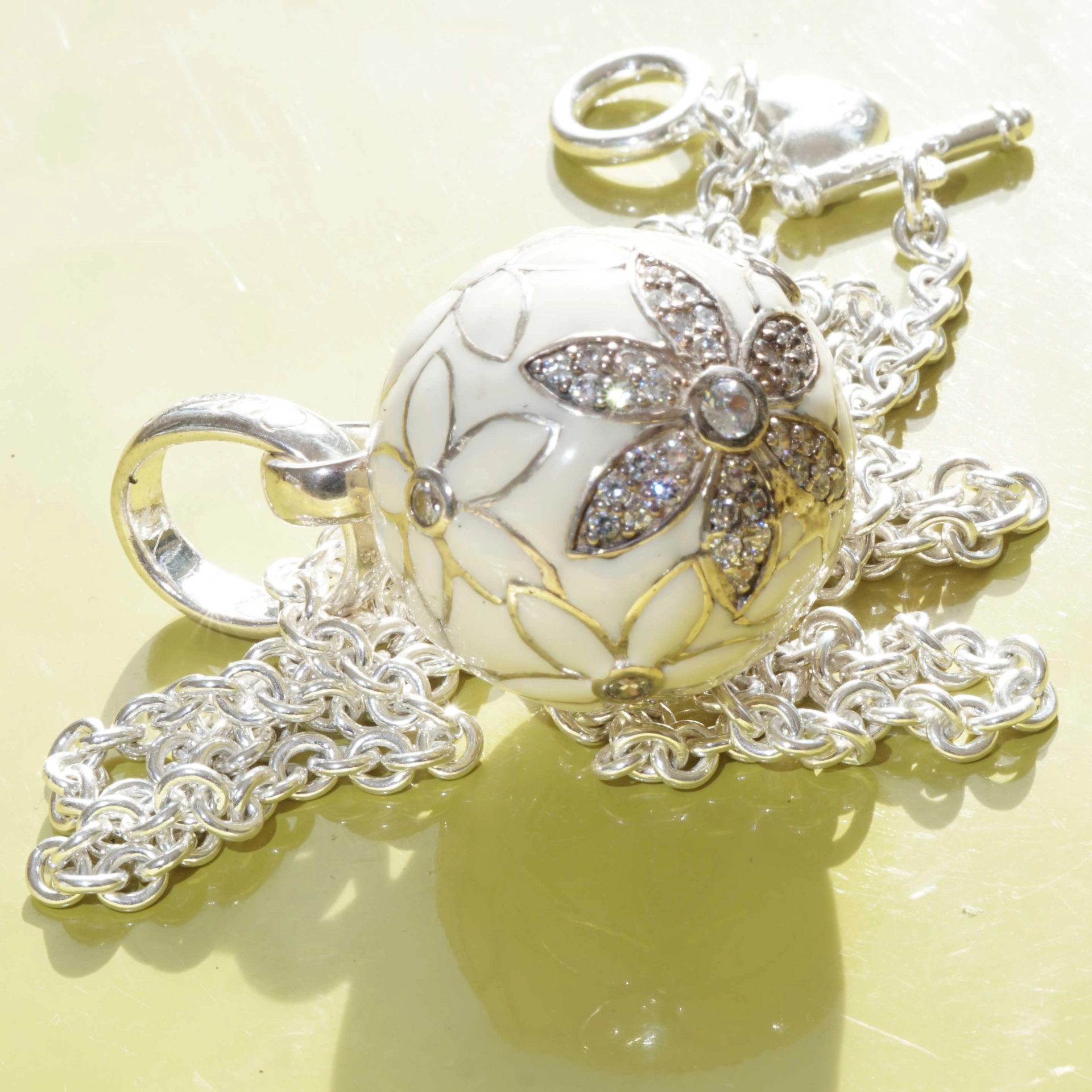 Chilango Pendant Faberge white Flower with Circonia 925 Silver Enamel