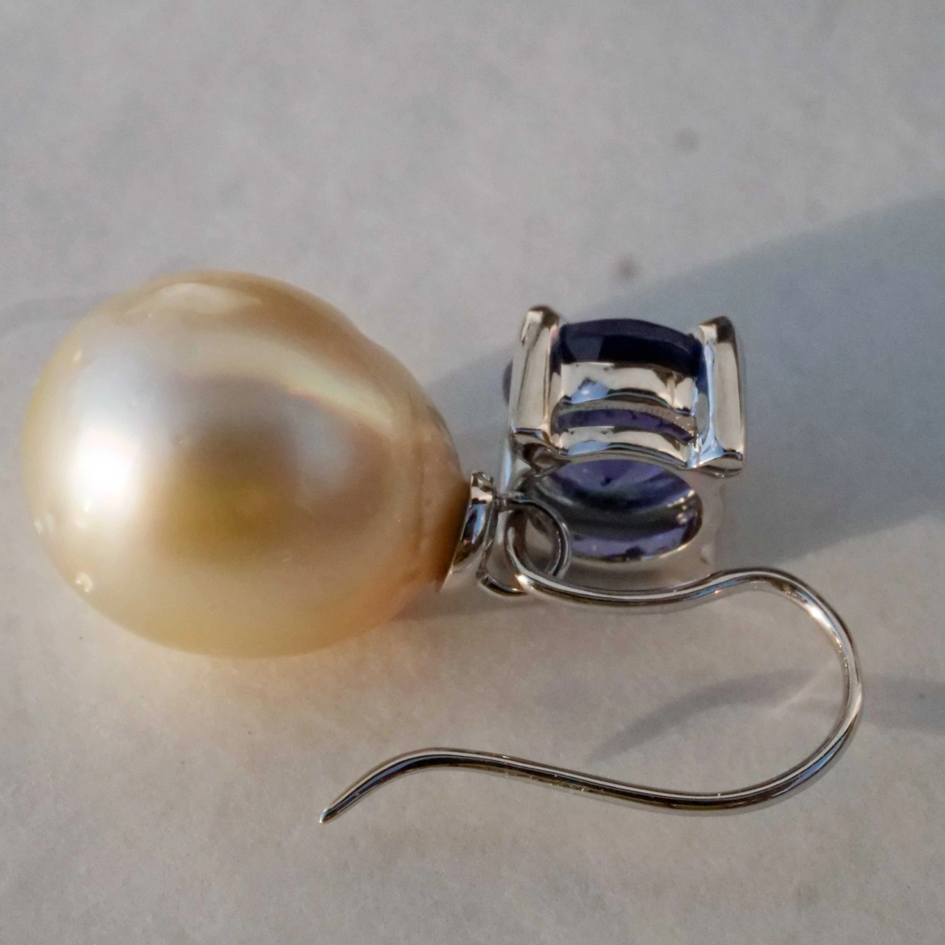 Tansanite South Sea Earrings 18 kt White Gold 3.22 ct...Pearls can be removed