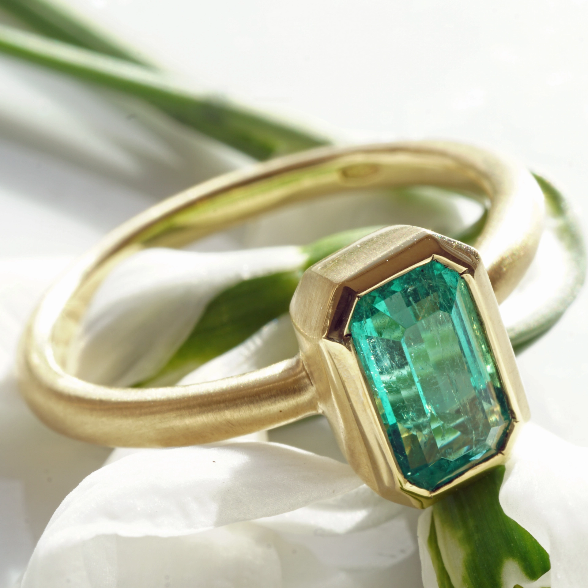 Emerald ring 0.97 ct, top quality from Afghanistan, 750 yellow gold handmade