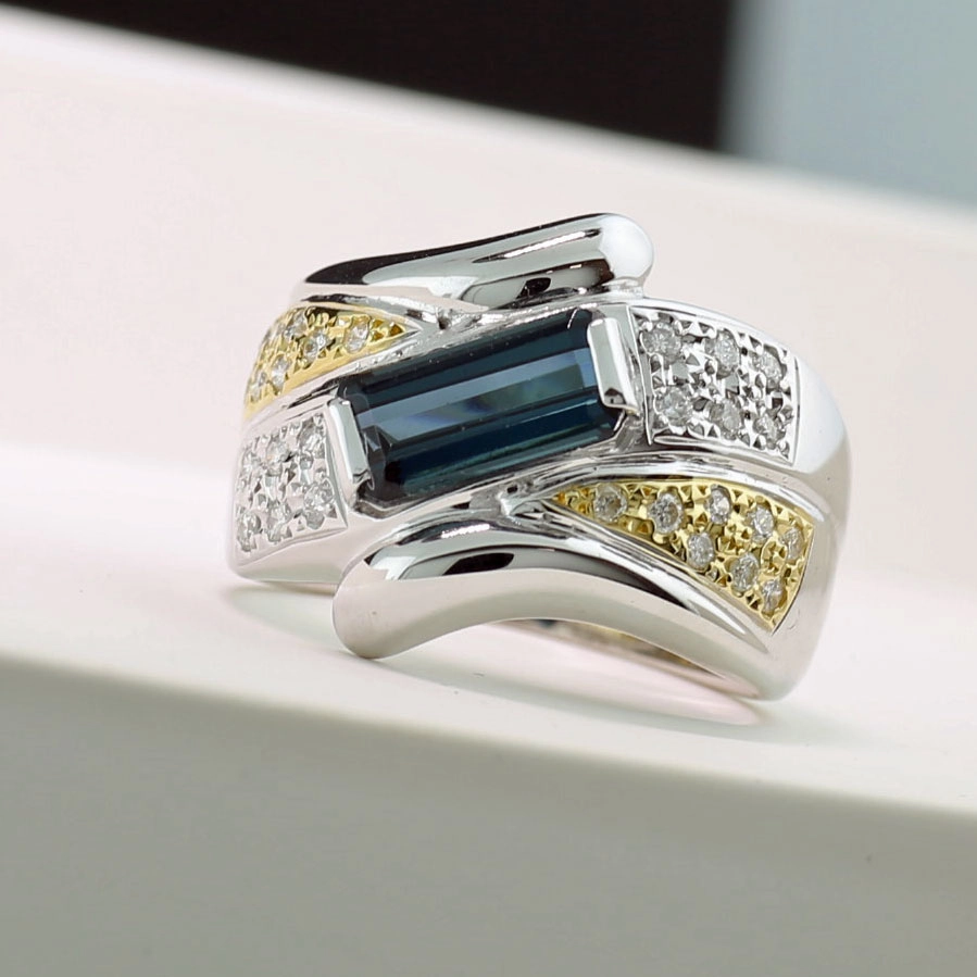 Indigolith Tourmaline Ring with Diamonds 18 kt Whitegold....precious