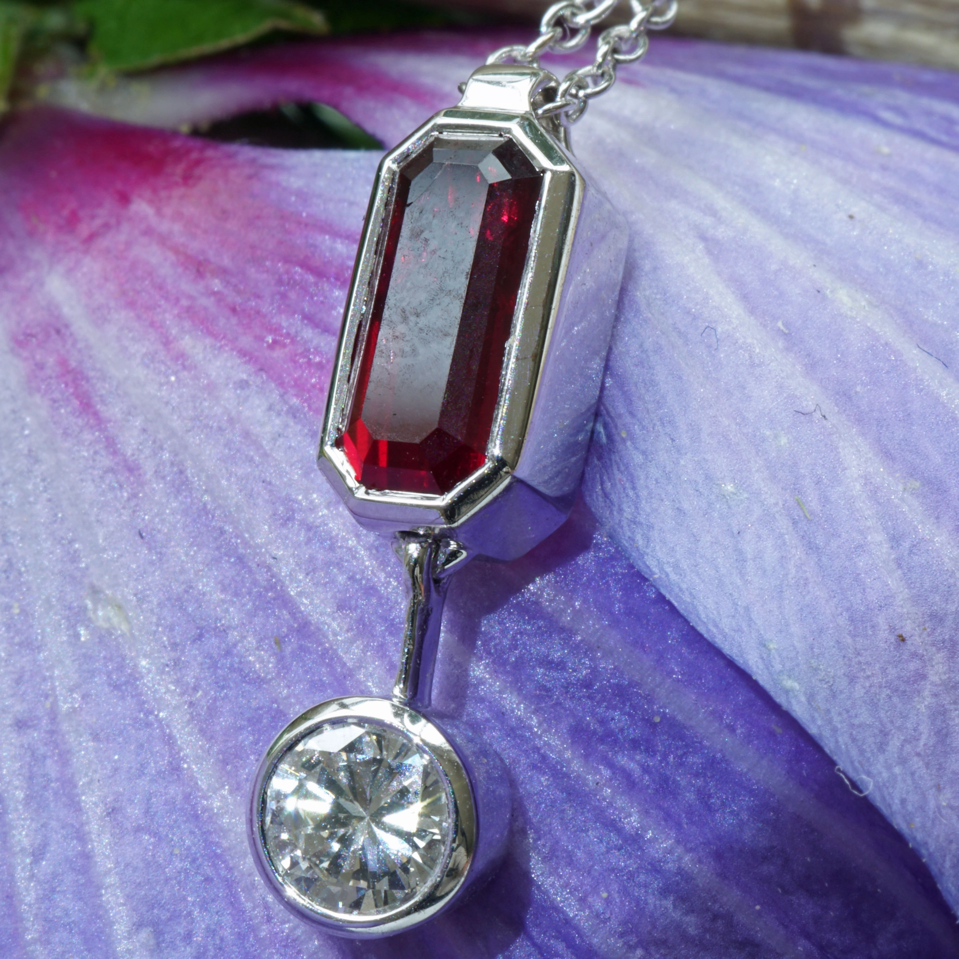  Ruby 1.03 ct deep red from Mozambique IGI certificate baguette fullcut diamond of 0.26 ct TCR / VVS1