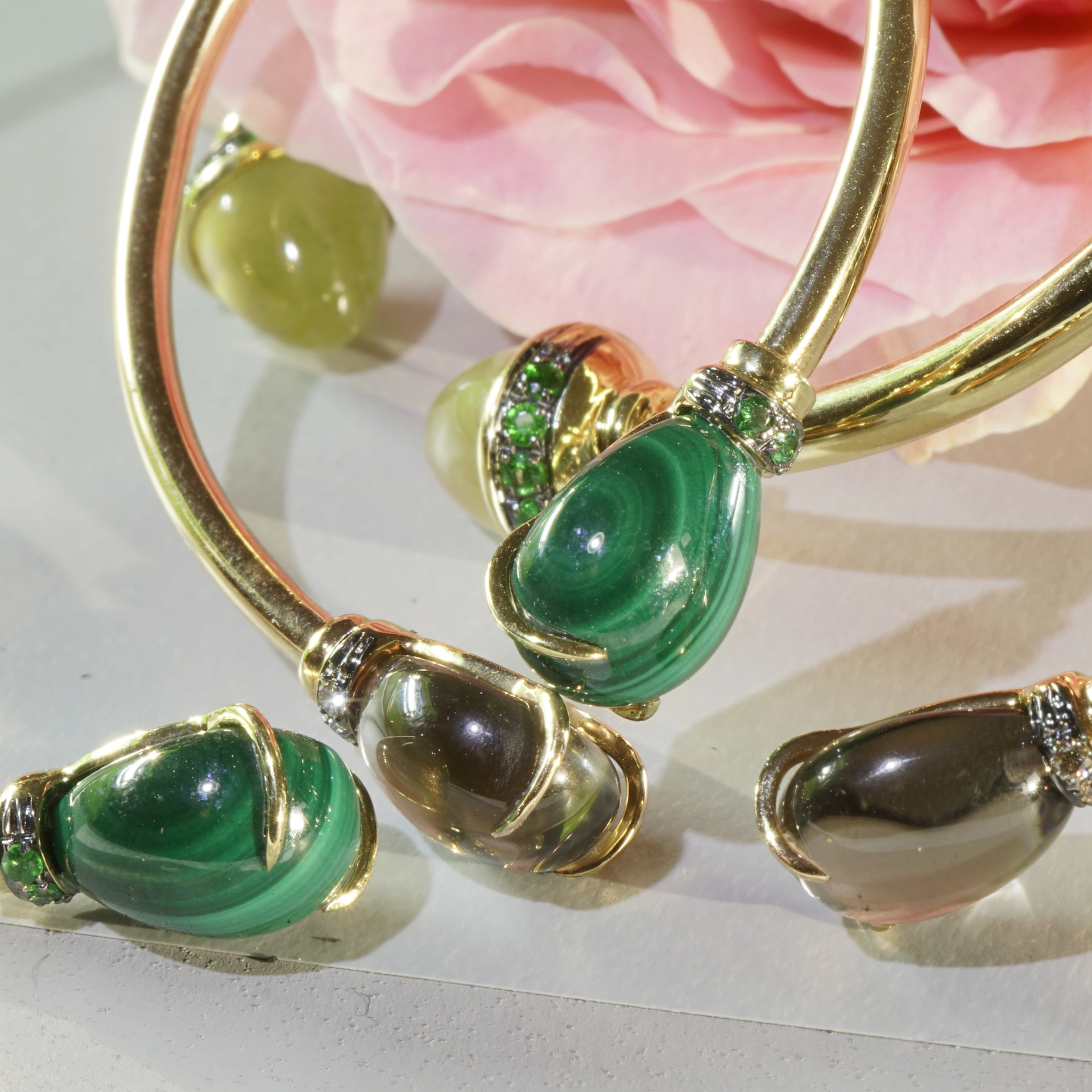 Peridot Tsavorith 18 kt Yellowgold 6.86 ct ...what a combination!